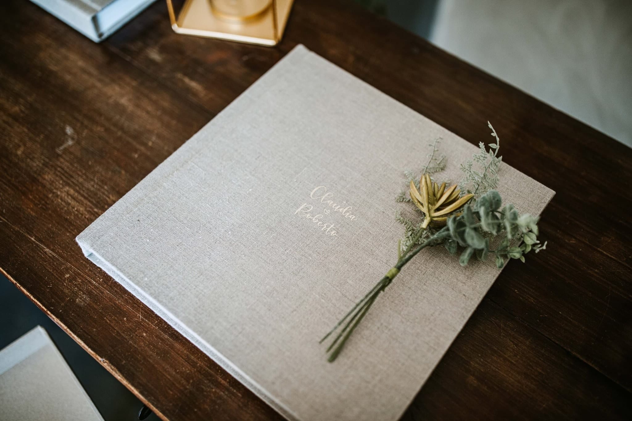 Hochzeitsalbum mit Leineneinband und einem kleinen Sträusschen