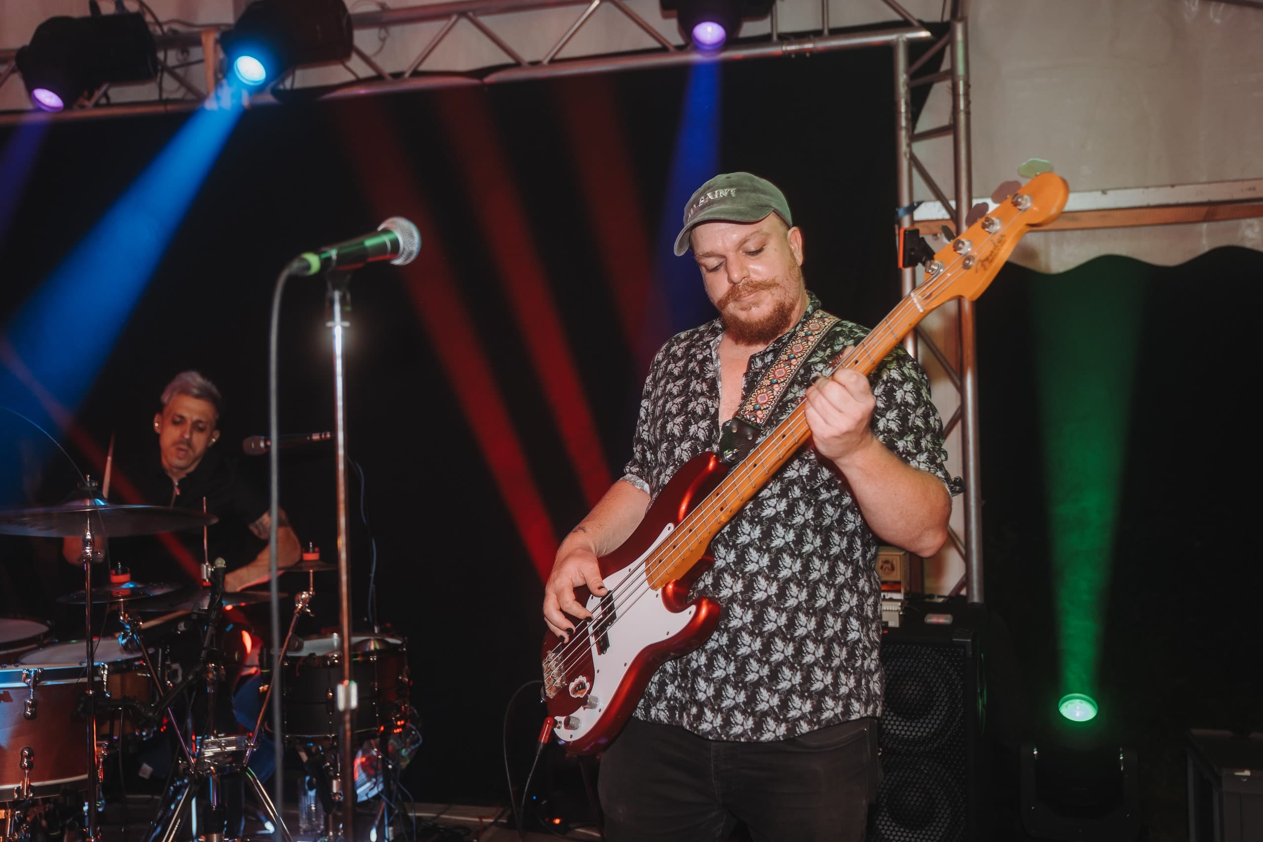 Der Bassist mit Mütze, dahinter der Schlagzeuger
