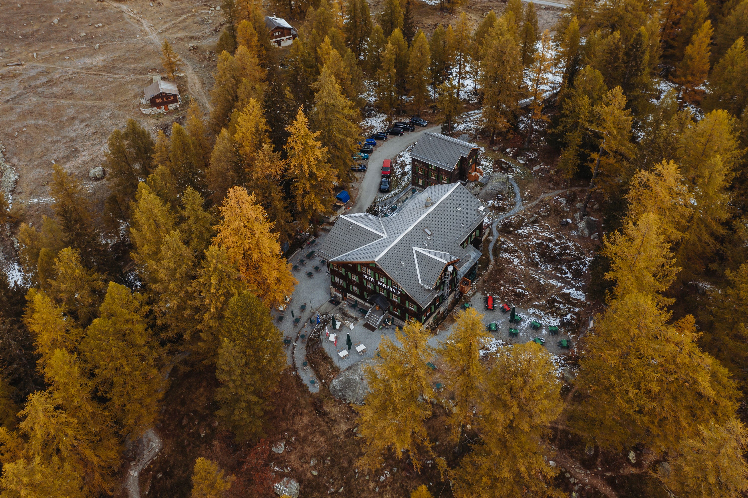 Das Berghotel Fafleralp von oben, umgeben von goldenen Lärchen