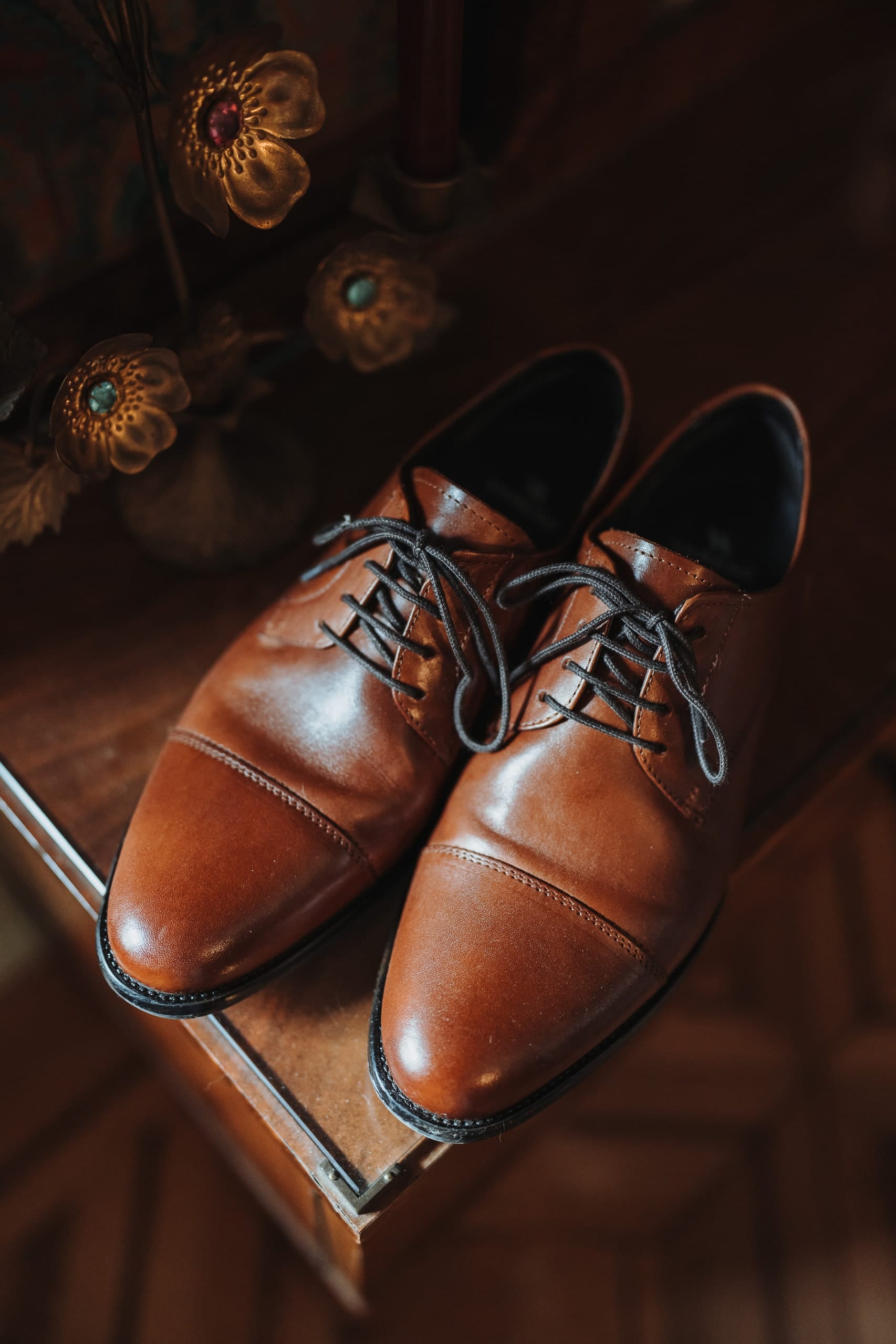 Die braunen Lederschuhe des Bräutigams
