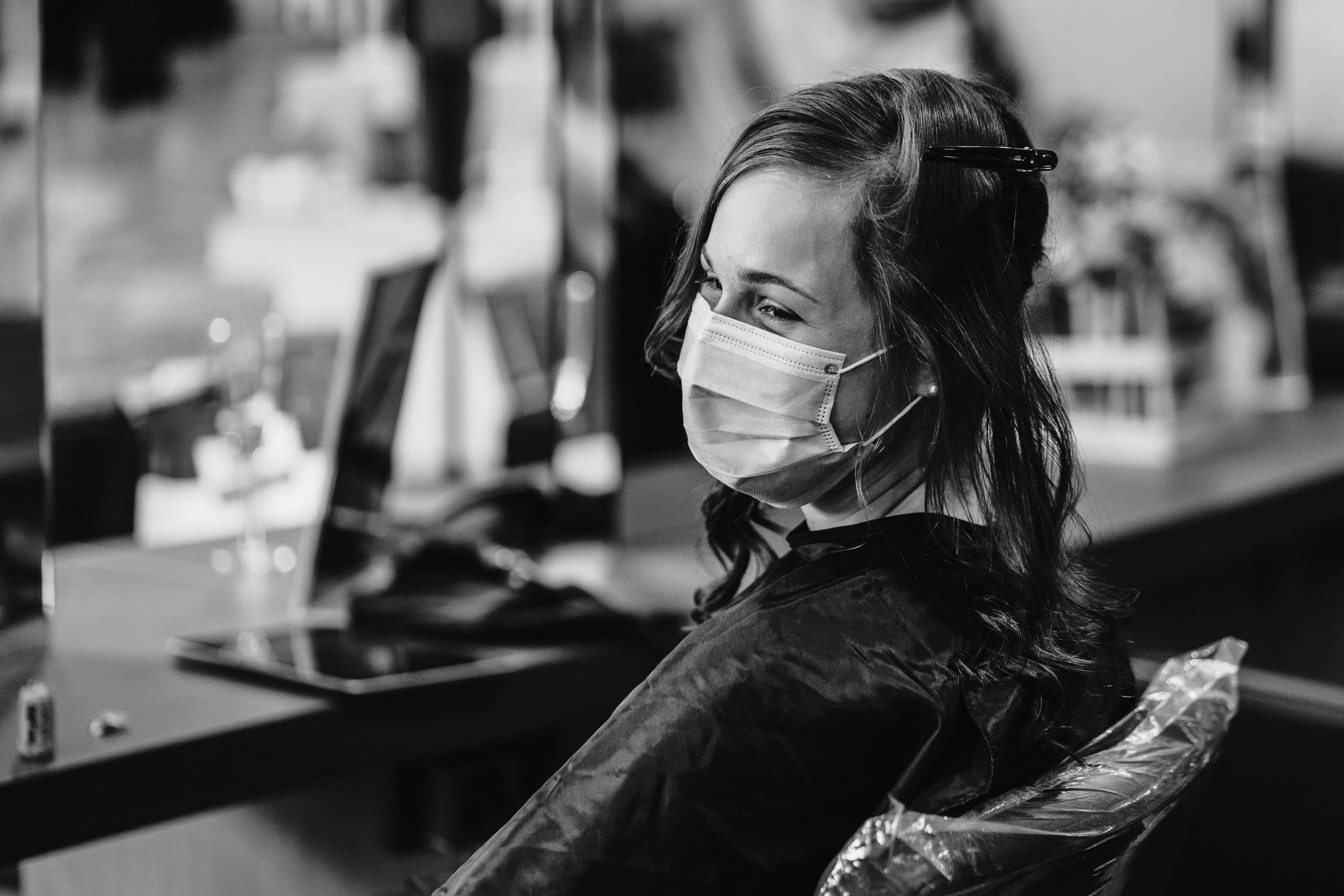 Schwarzweiss: Die Braut mit Schutzmaske beim Coiffeur