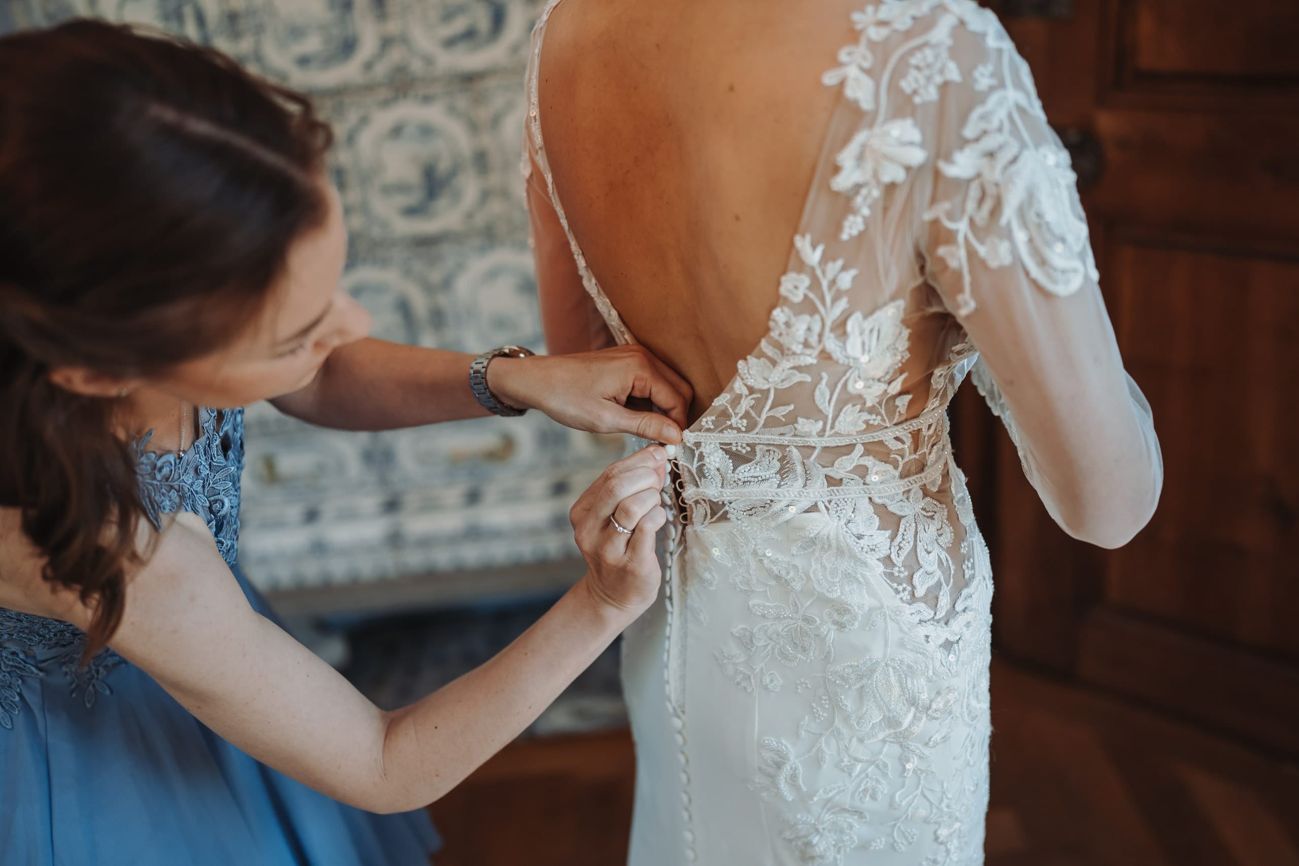 Das Brautkleid wird am Rücken geschlossen
