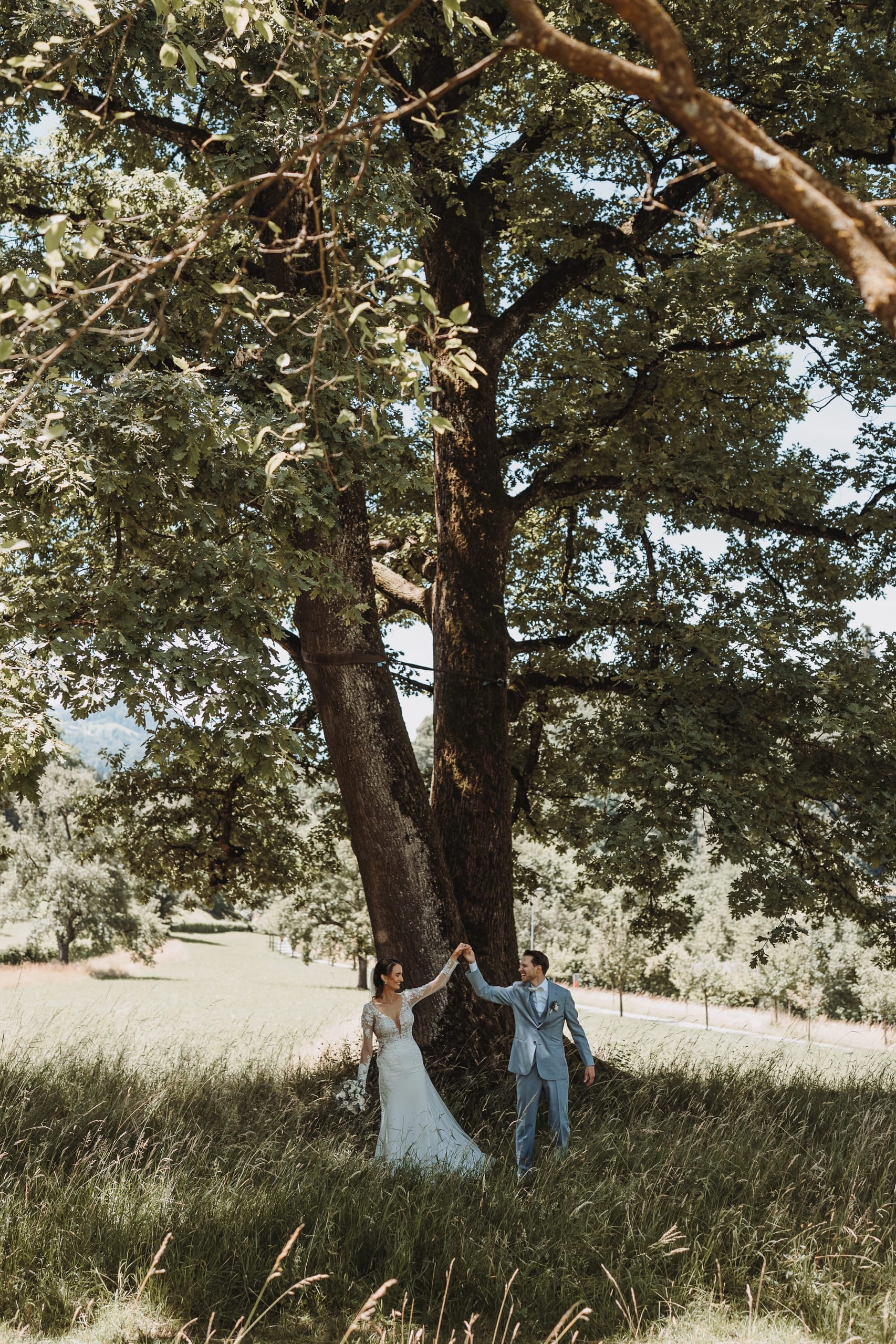 Ein riesiger Baum, darunter klein das Brautpaar