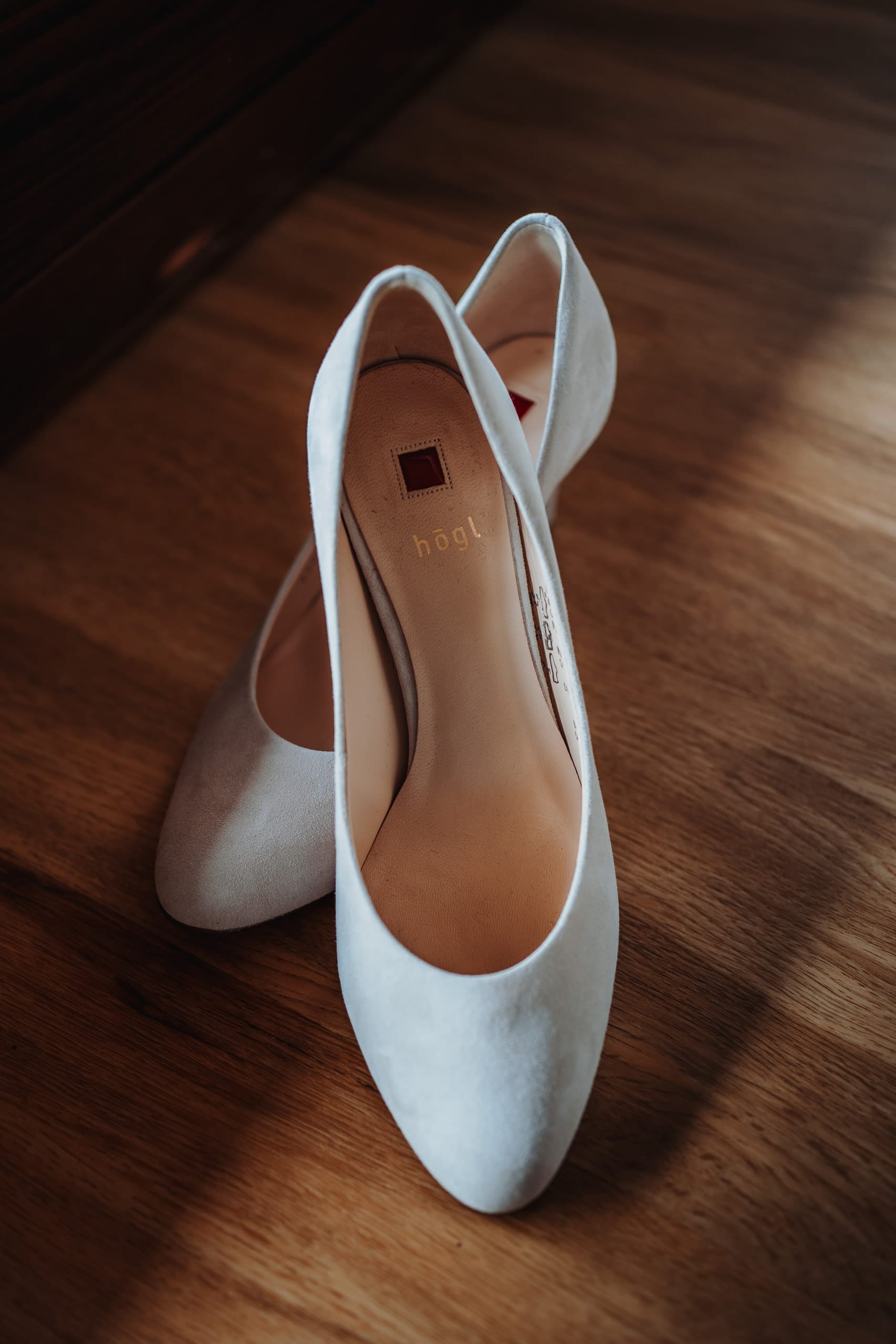 Die Brautschuhe auf einem Holzboden