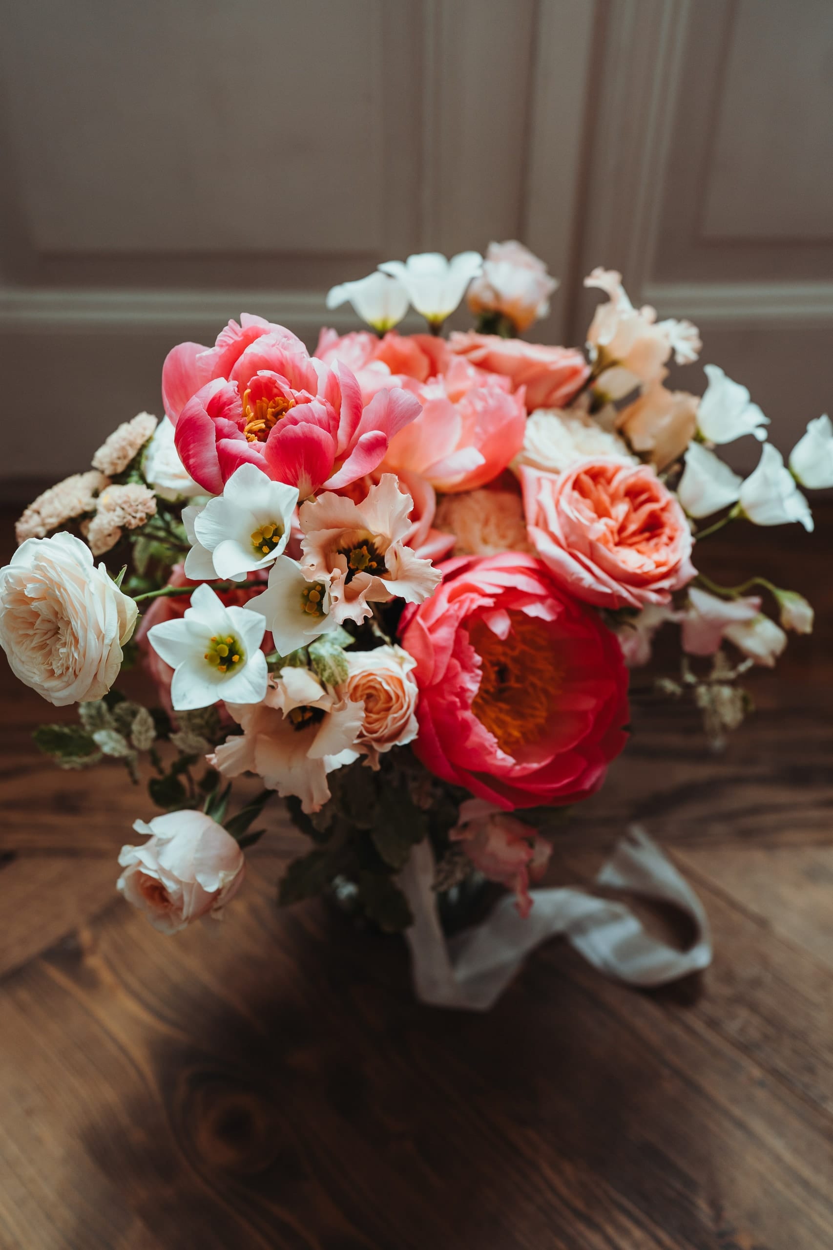 Der Brautstrauss mit Pfingstrosen und Rosen