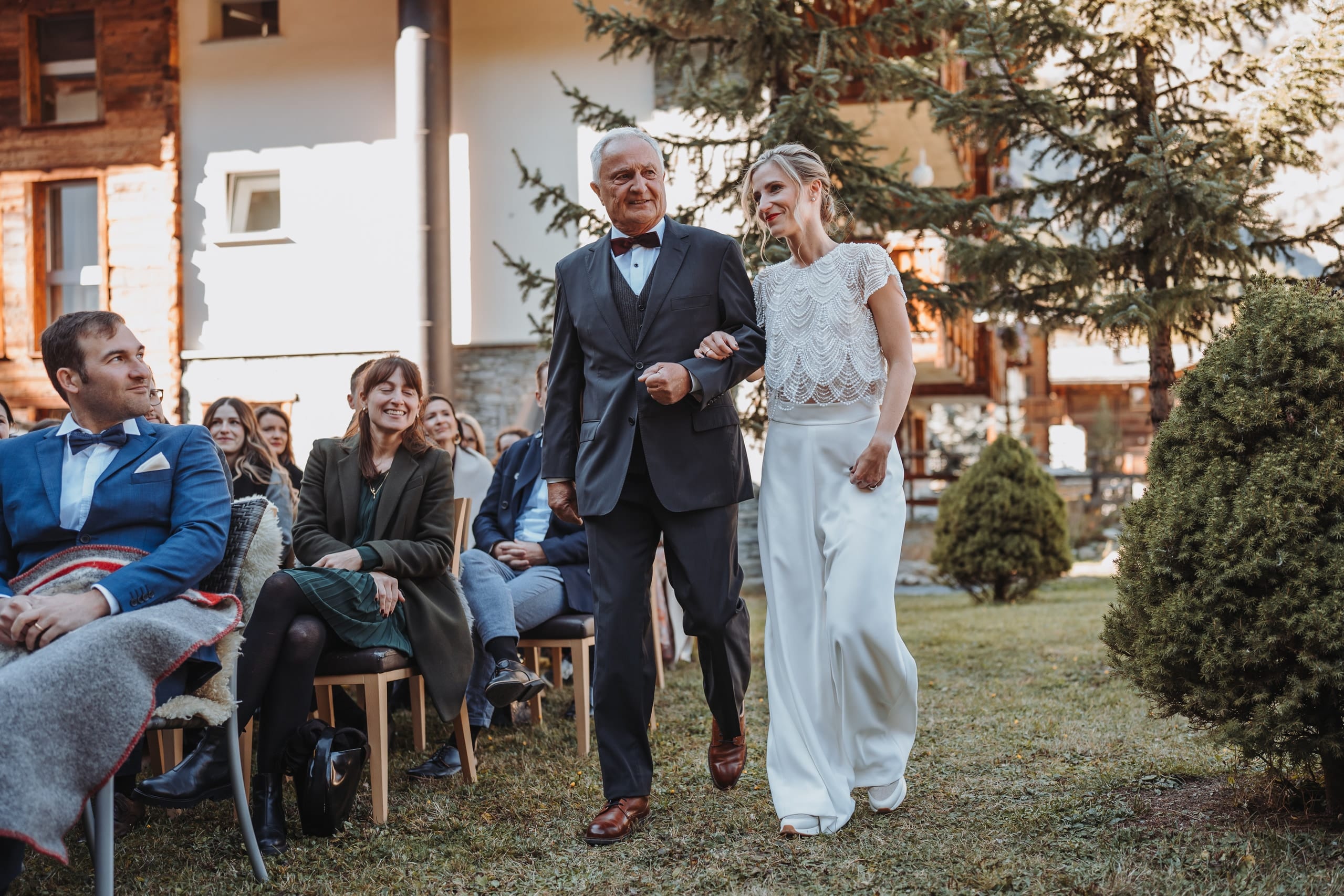 Der Brautvater führt die Braut zwischen den Gästen hindurch zur freien Trauung