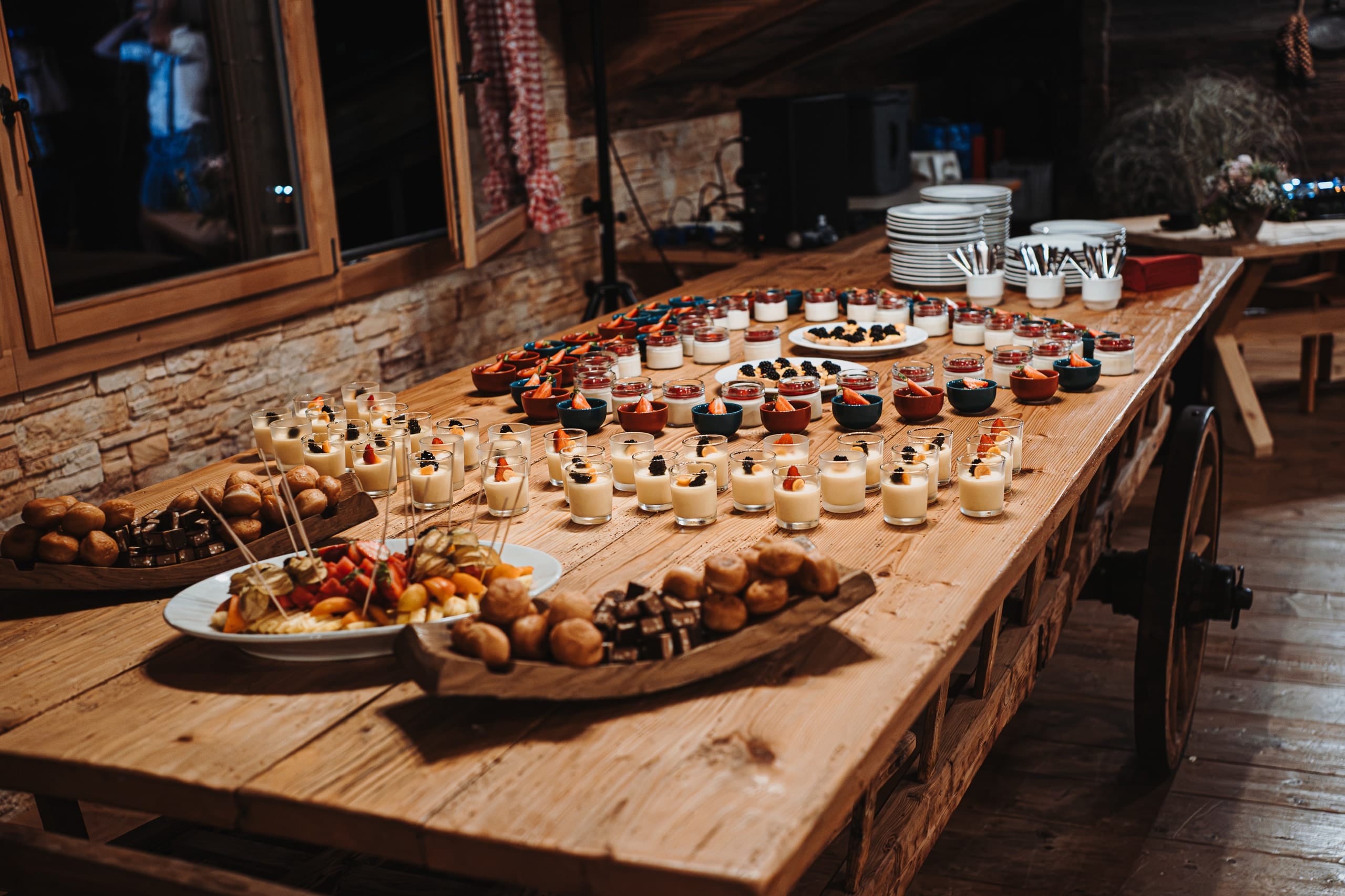 Das Dessertbuffet auf einem alten Holzwagen