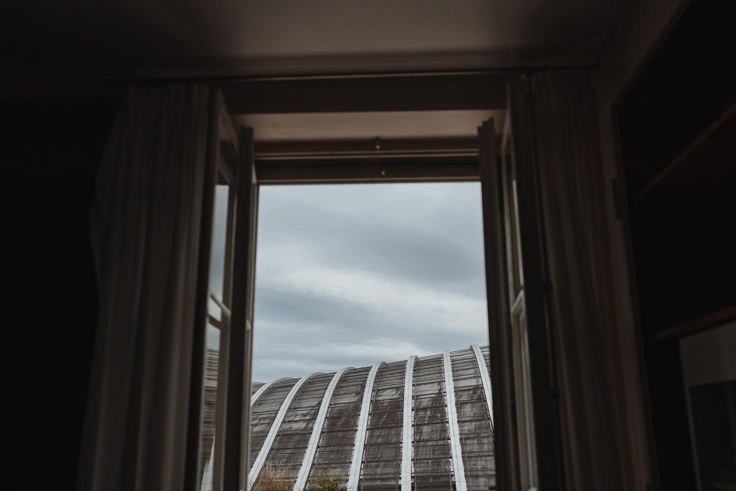 Blick aus einem Fenster des Schöngrün auf die geschwungenen Dächer des Zentrums Paul Klee