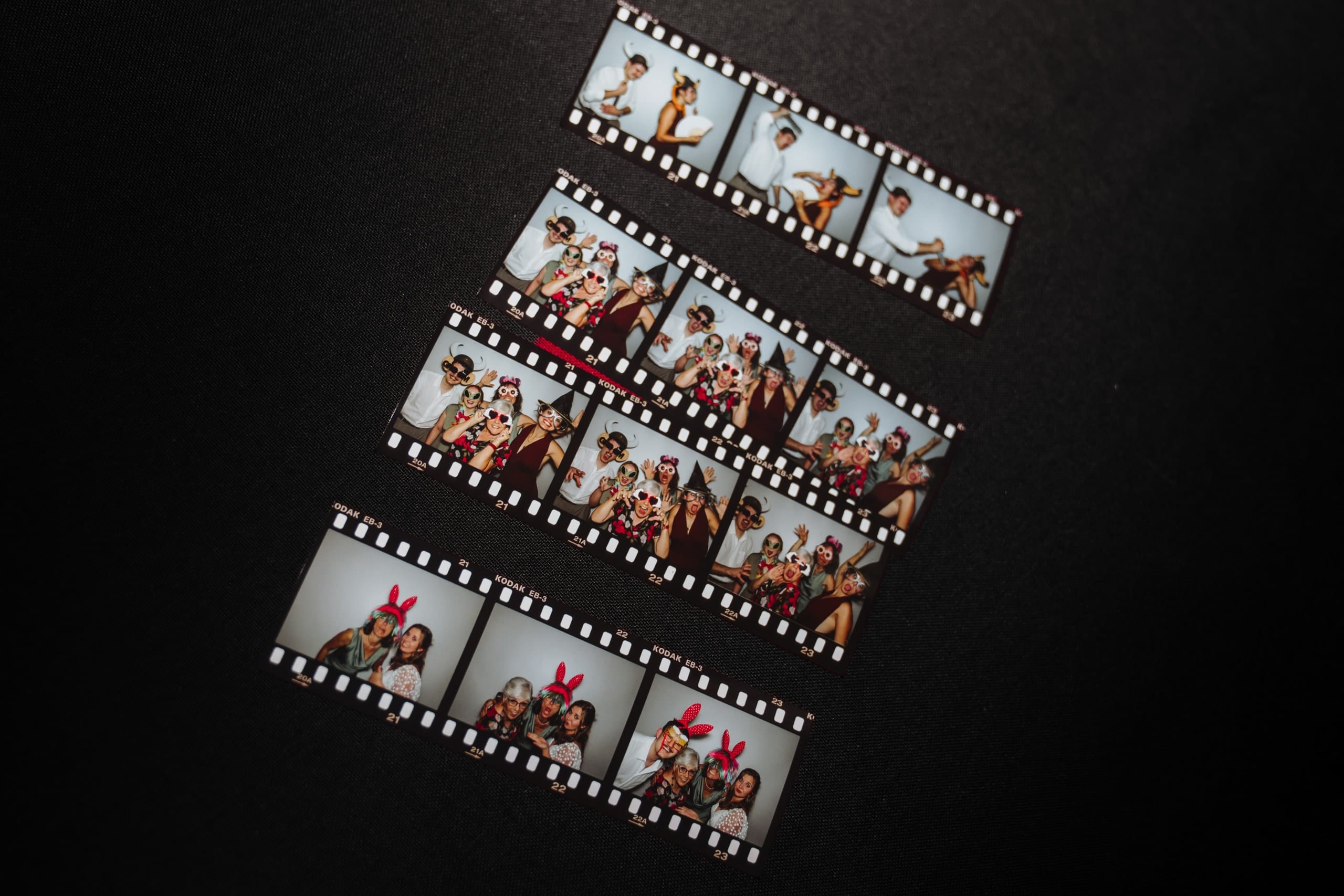 Ausgedruckte Fotostreifen aus der Fotobox mit je drei Bildern verkleideter Gäste