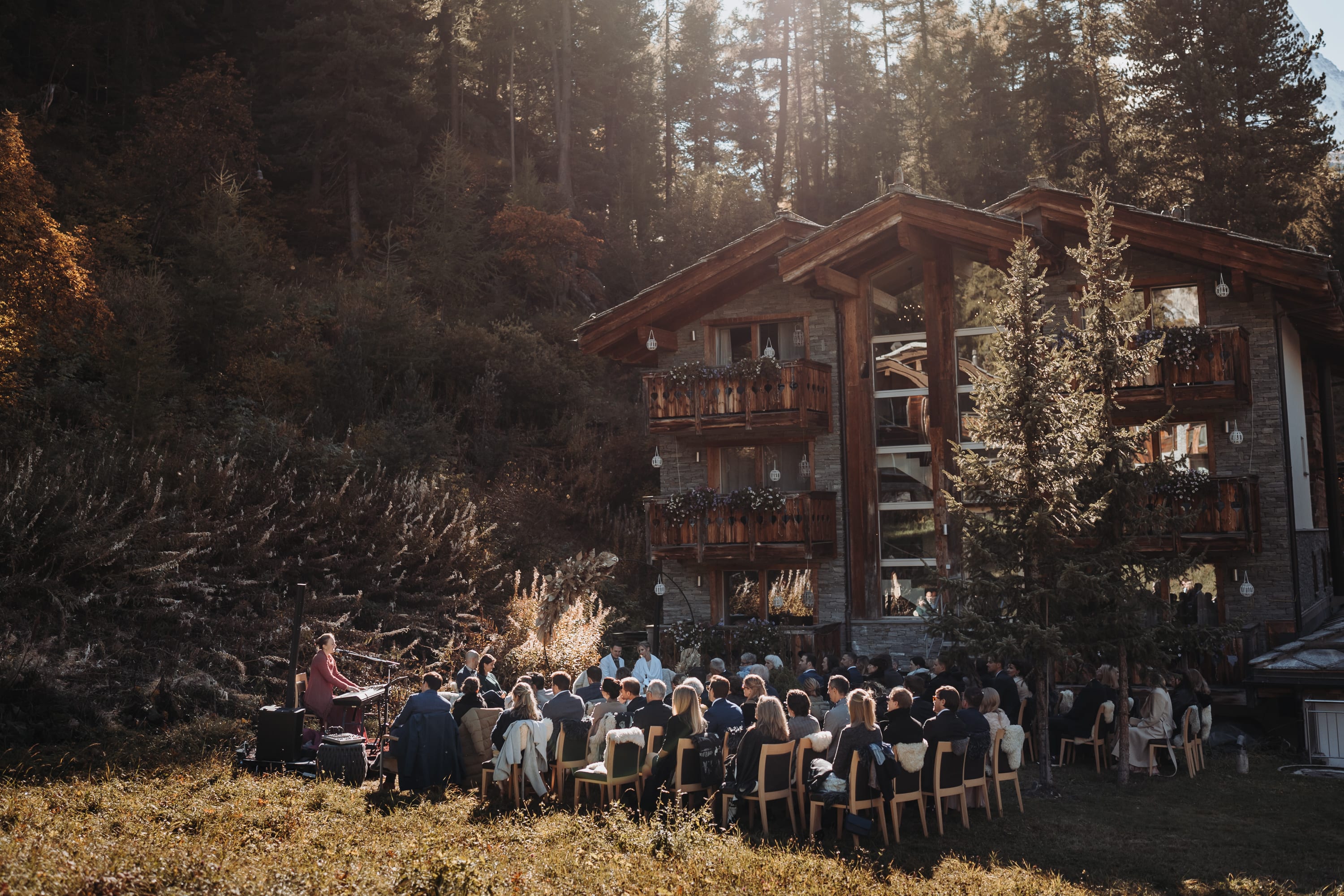 Freie Trauung im Garten vor dem Hotel Matthiol in Zermatt, im Gegenlicht