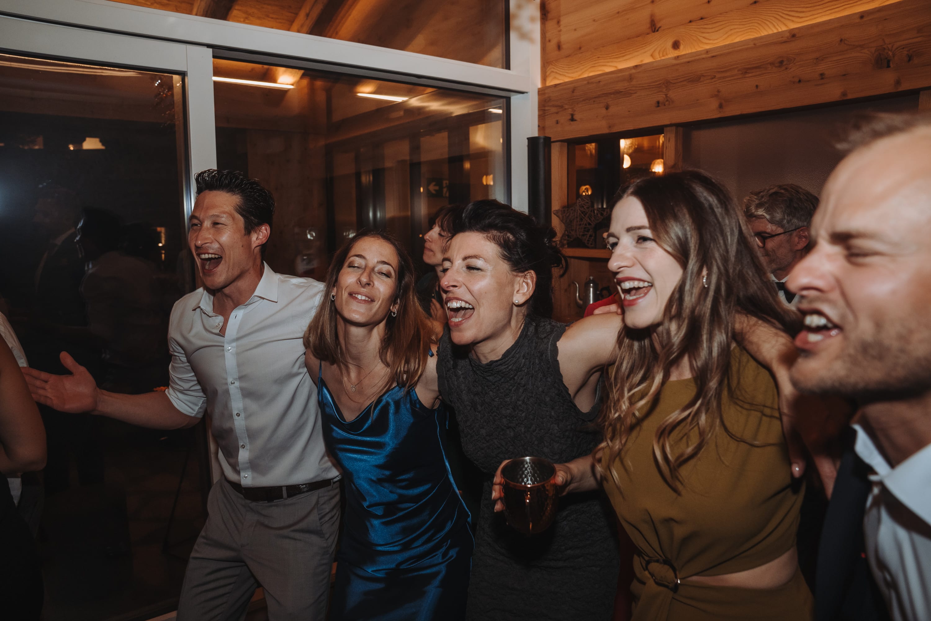 Freunde tanzen und lachen dicht beieinander