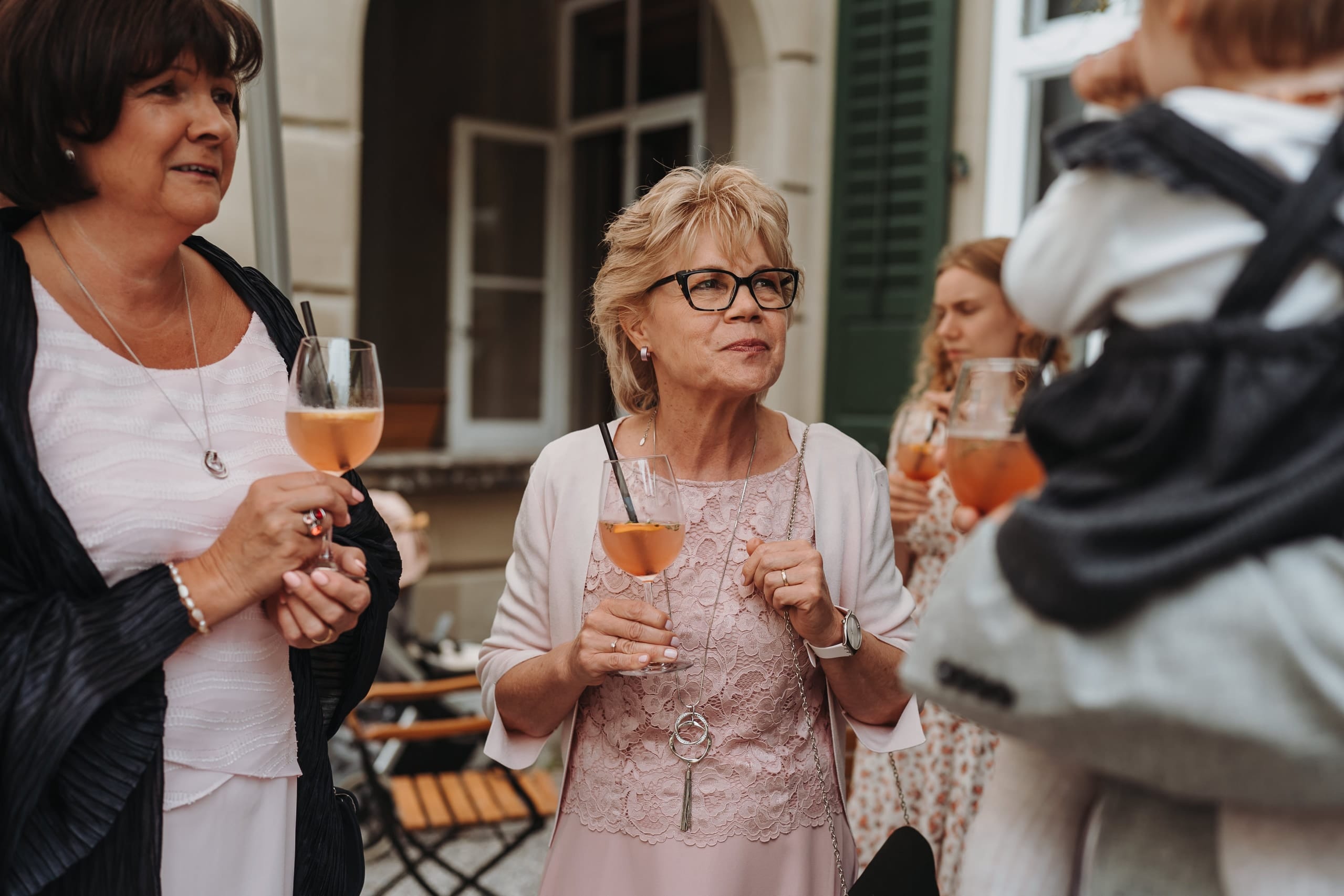 Zwei Frauen mit Aperitif vor dem Landhaus
