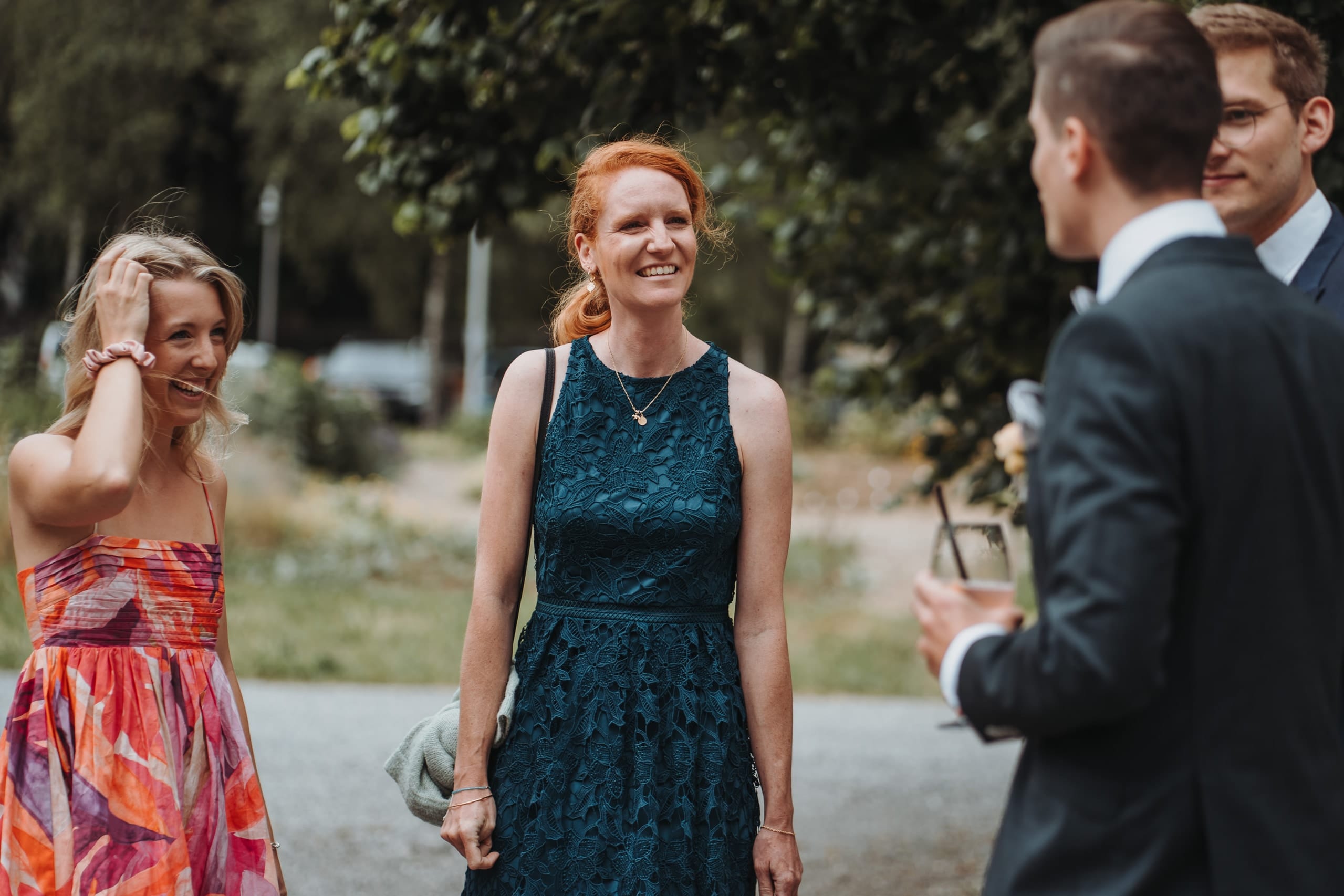 Zwei Frauen lachen im Garten