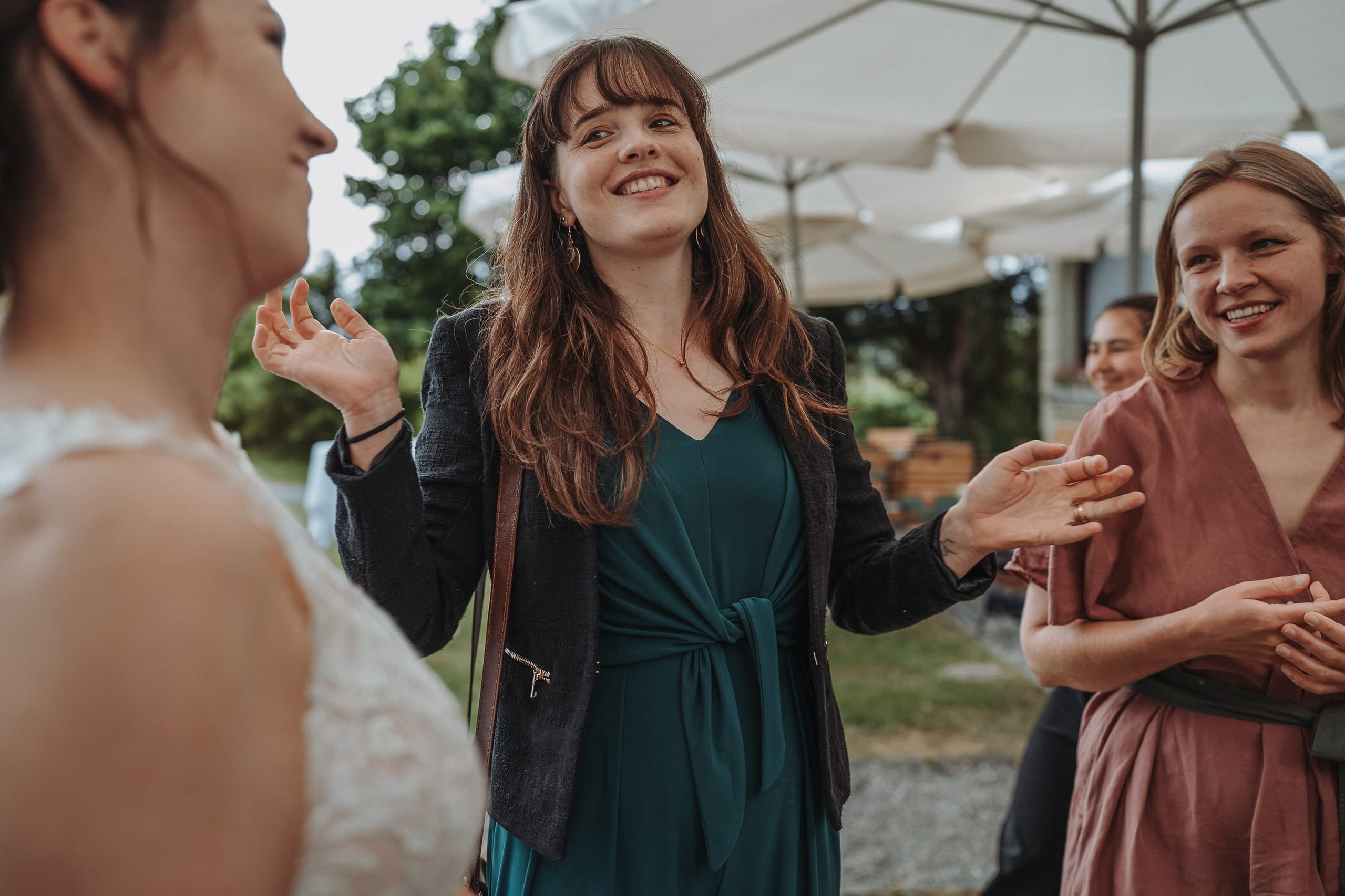 Drei Frauen lachen mit der Braut