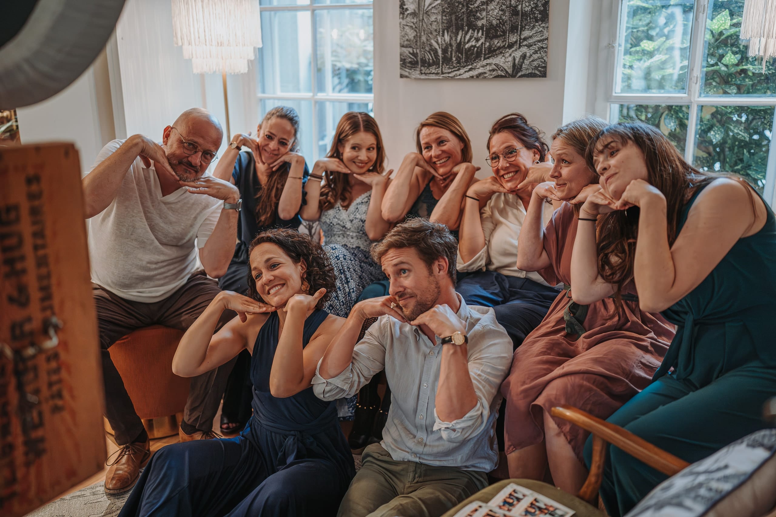 Gäste posieren auf einem Sofa für ein Foto