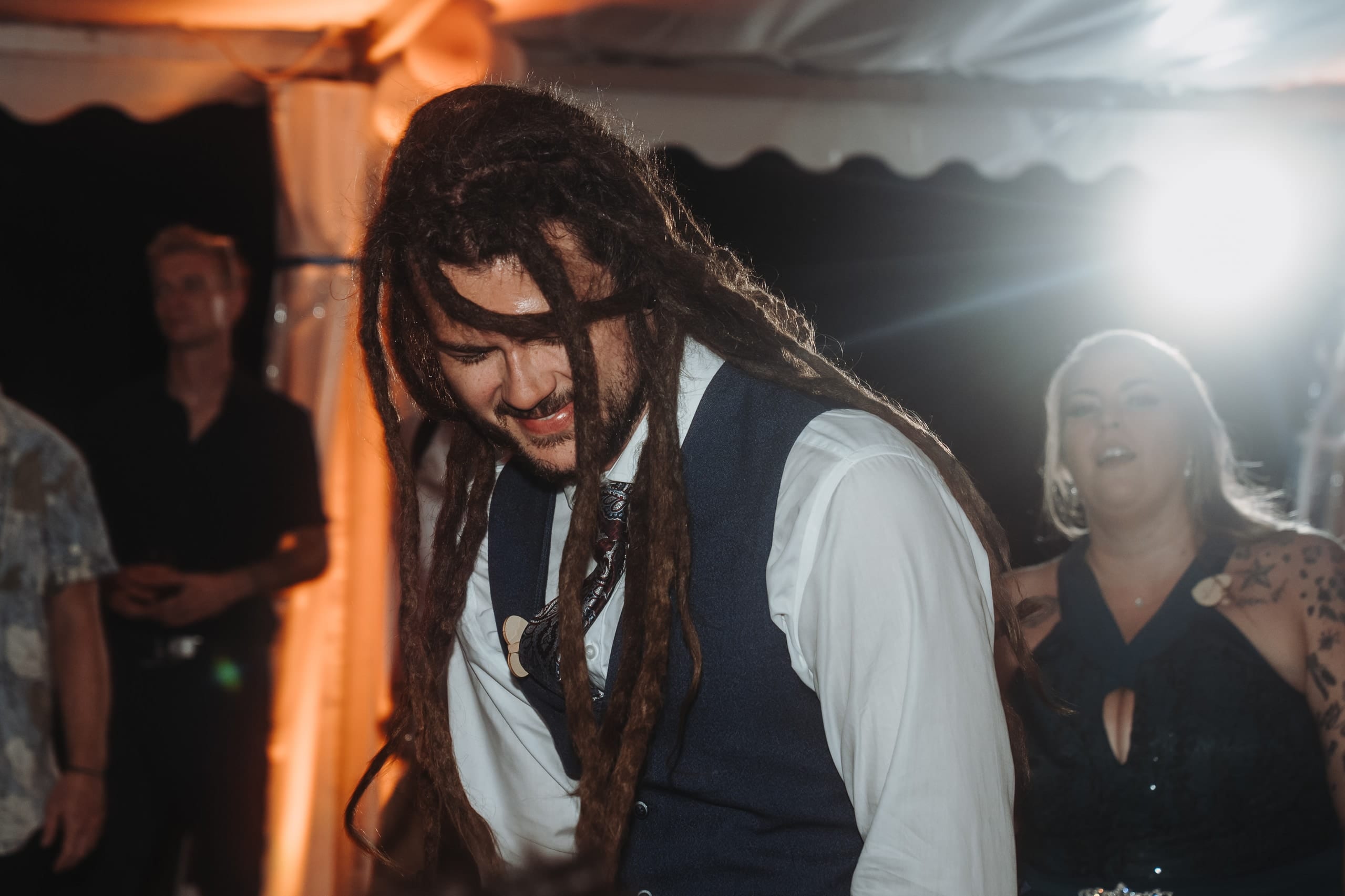 Ein Gast mit langen Dreadlocks tanzt