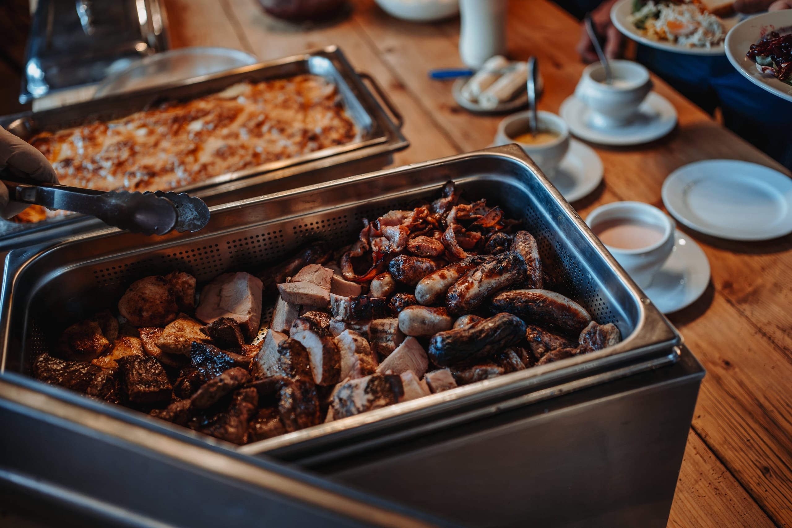 Grilladen und Gratin am Buffet