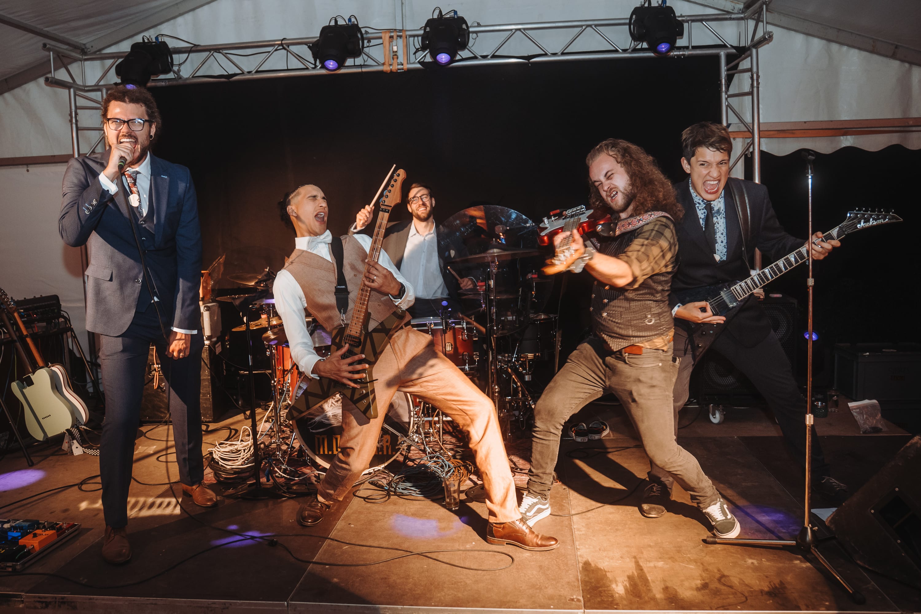 Heavy-Metal-Konzert an der Hochzeit: Der Bräutigam spielt mit der Band auf der Bühne Gitarre