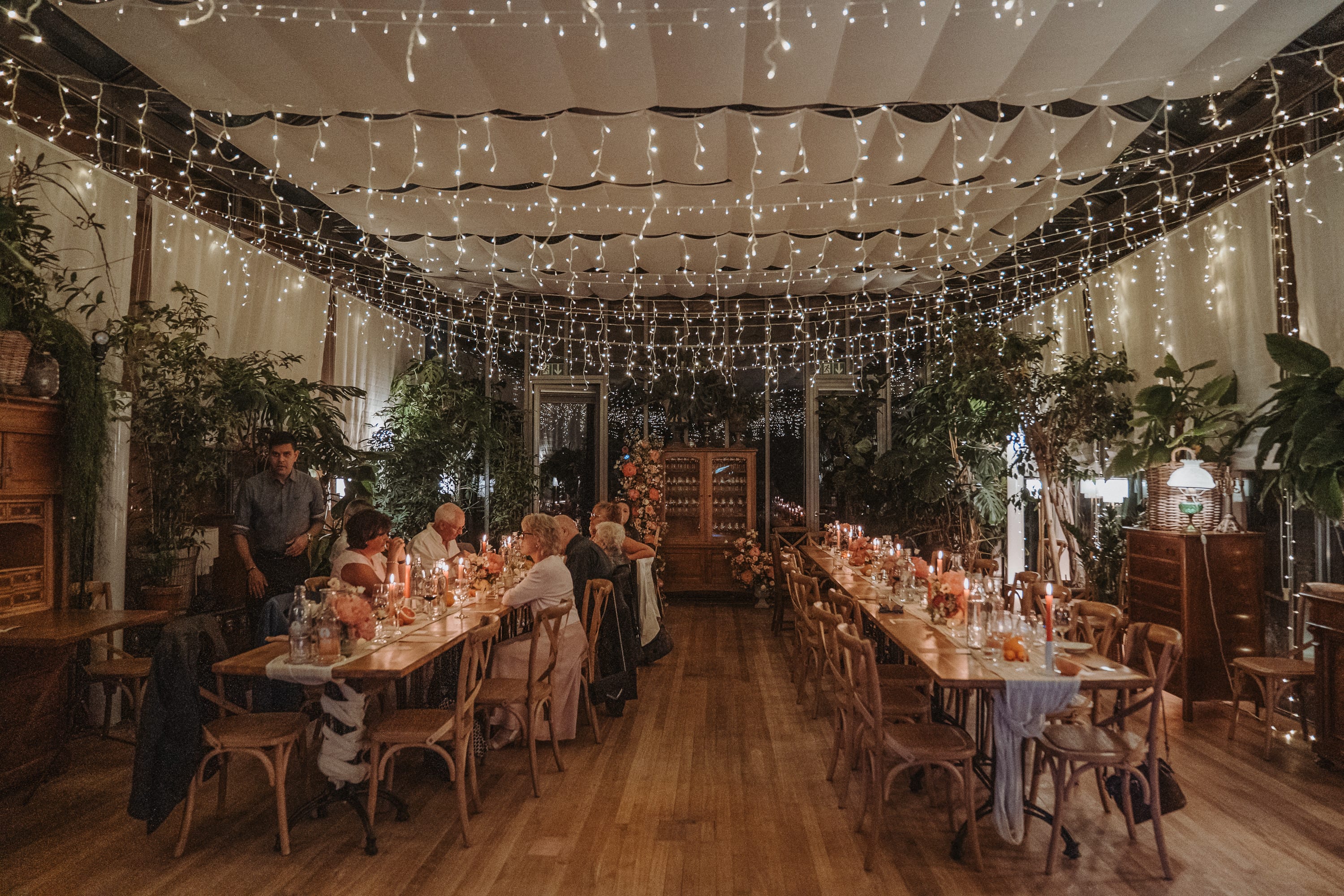 Der Hochzeitssaal am Abend unter Lichterketten