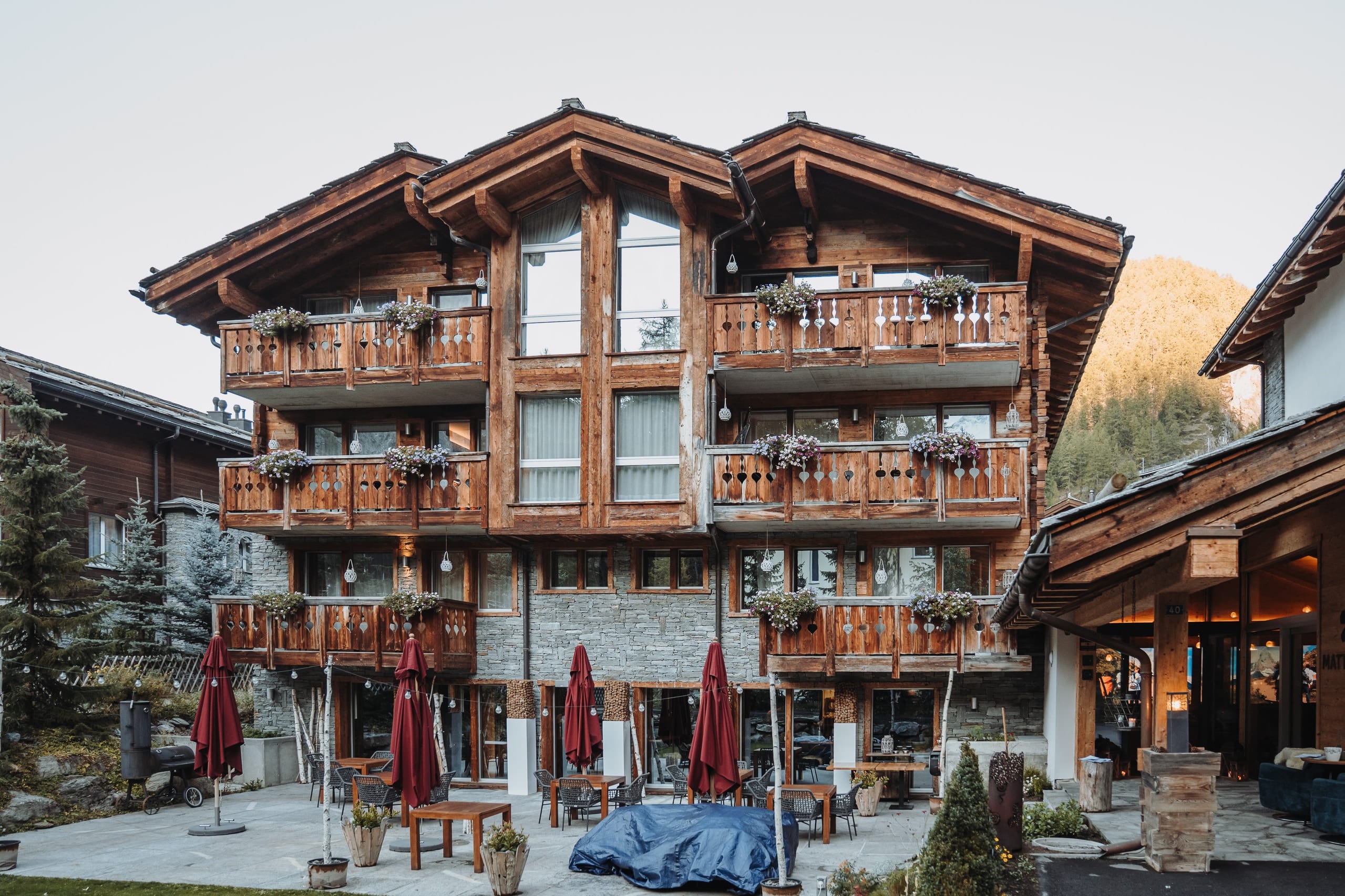 Das Hotel Matthiol am späten Nachmittag mit roten Sonnenschirmen