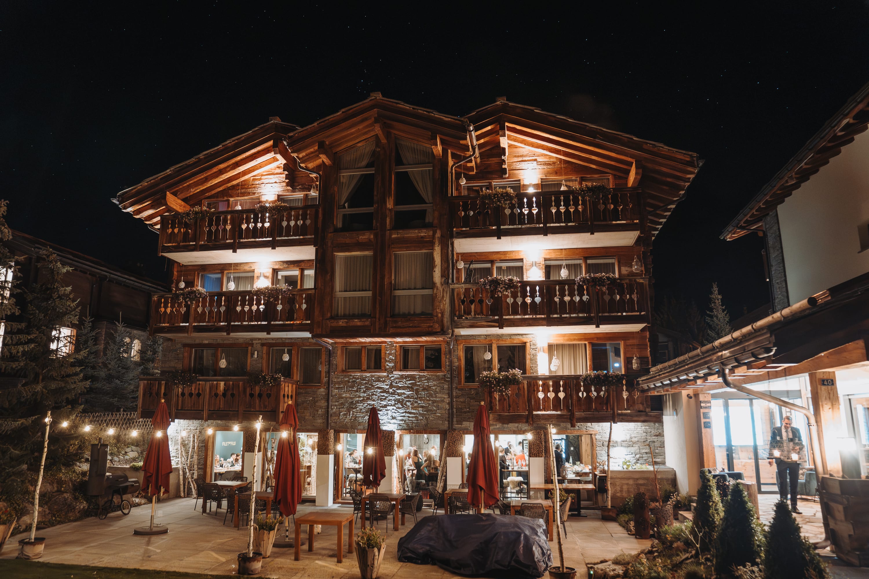 Das beleuchtete Hotel Matthiol in der Nacht