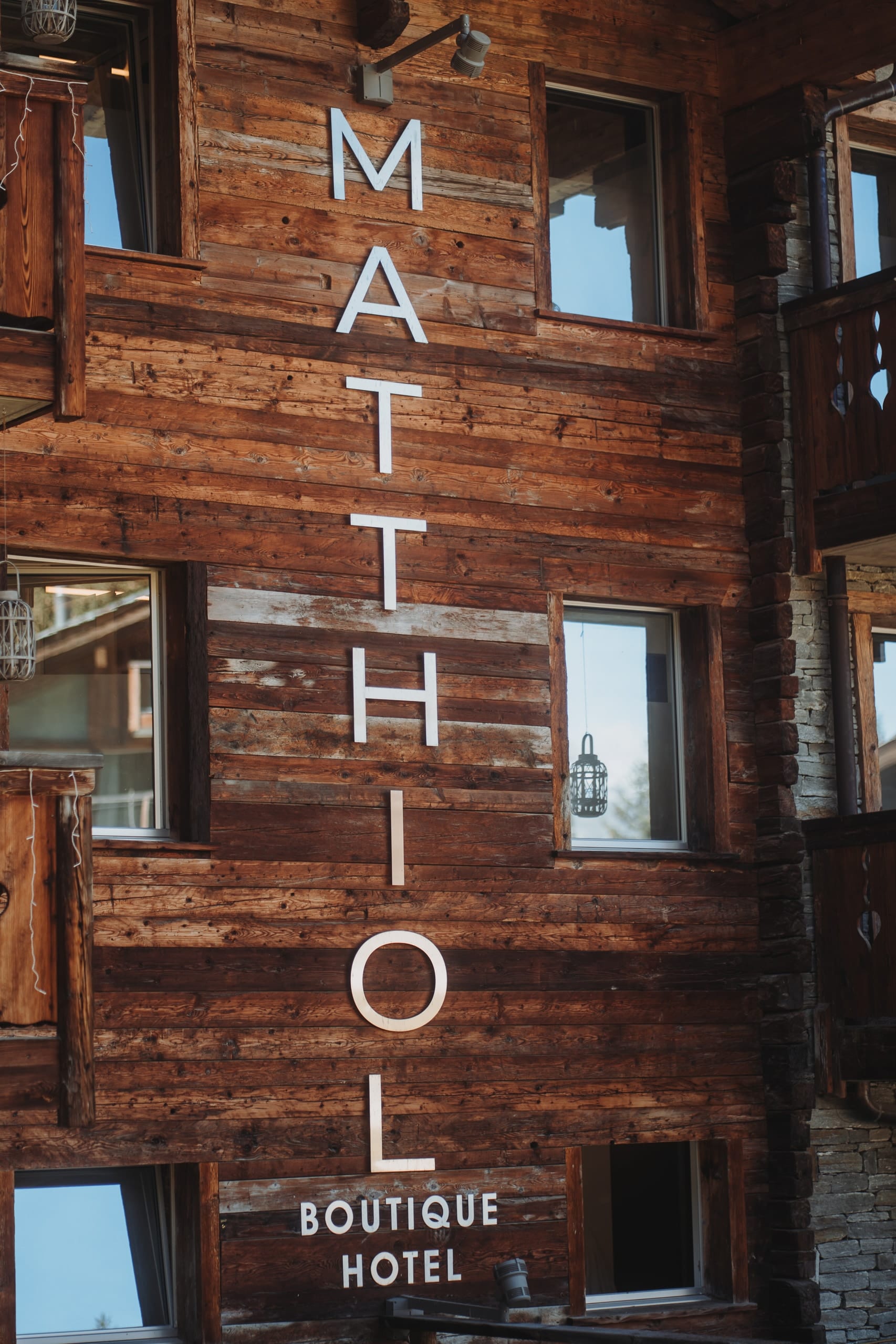 Der Schriftzug «Matthiol Boutique Hotel» an der alten Holzfassade