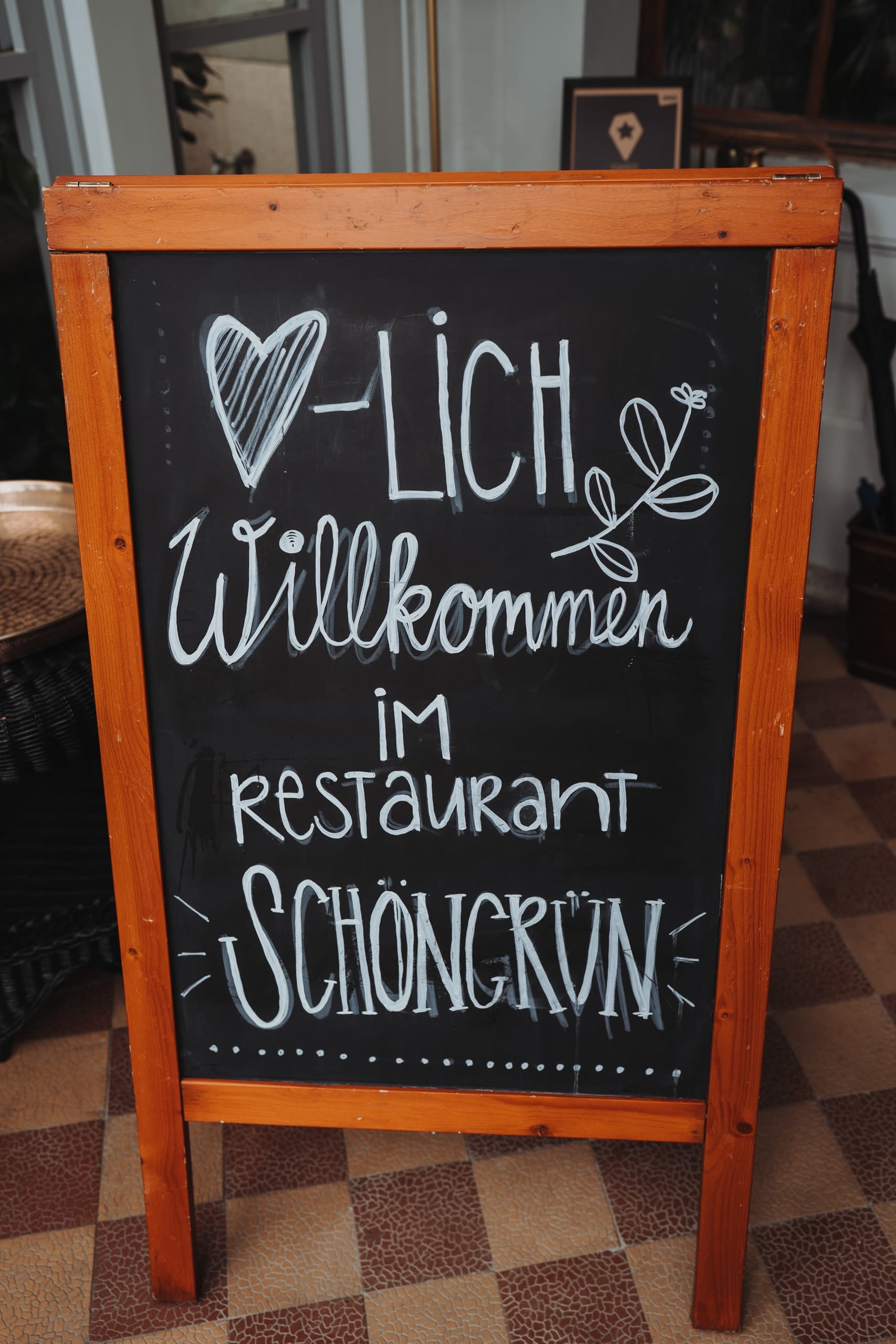 Eine Kreidetafel heisst im Restaurant Schöngrün willkommen