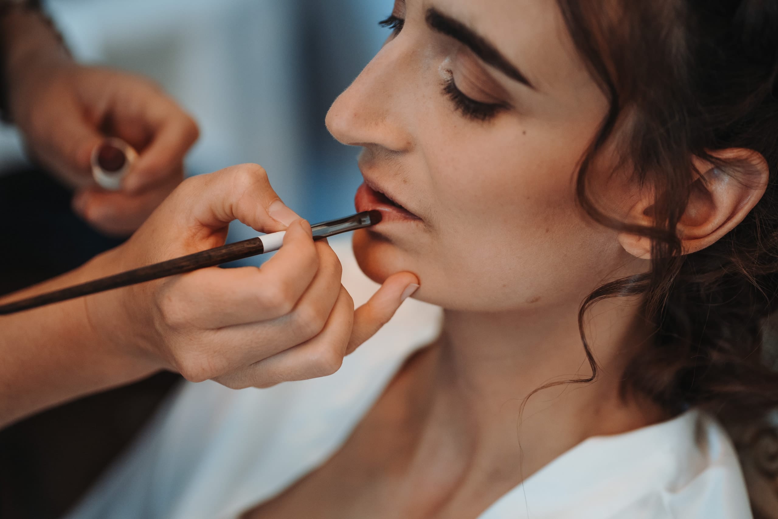 Lippenstift wird der Braut aufgetragen, ganz nah