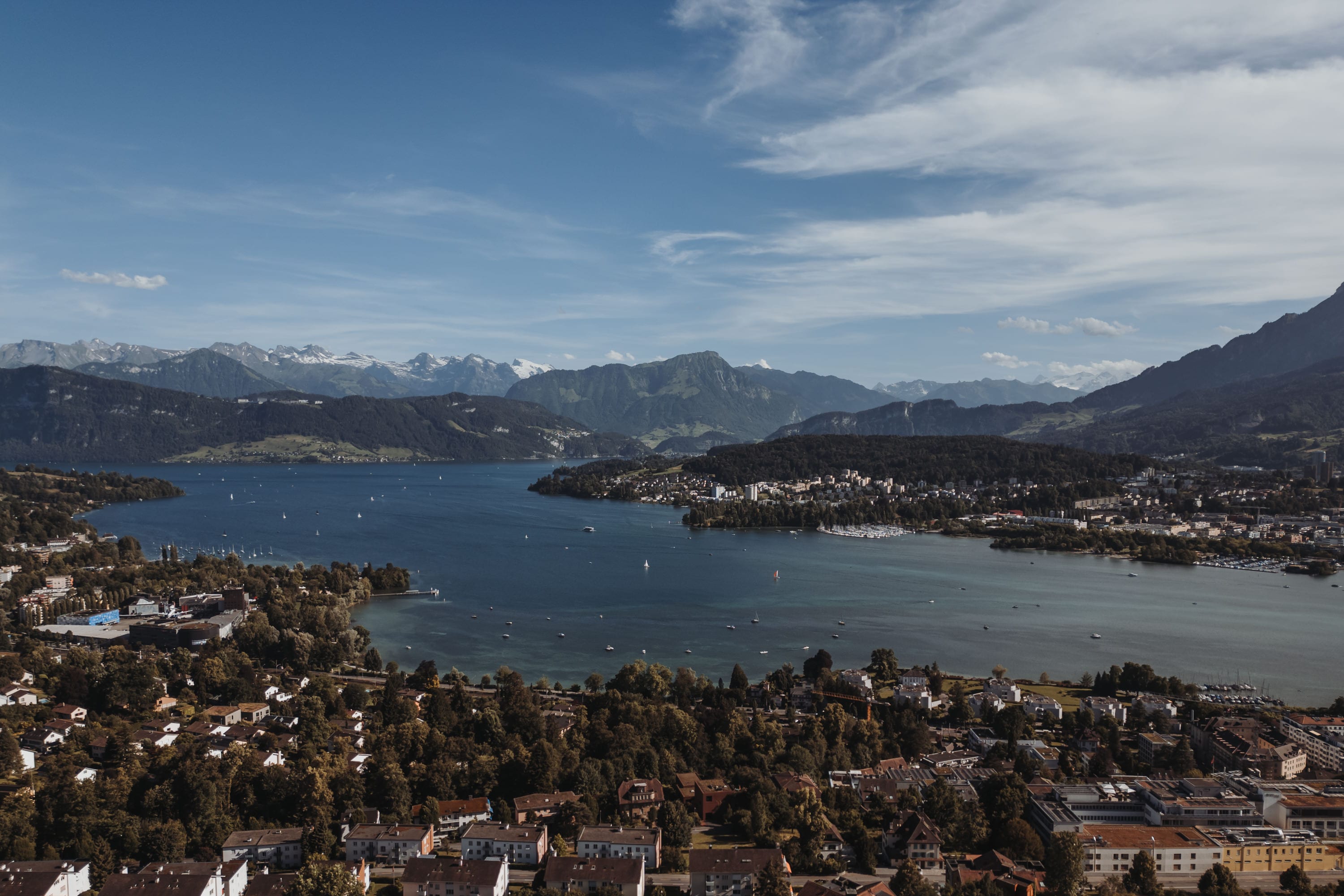 Blick über Luzern und den Vierwaldstättersee, dahinter die Alpen