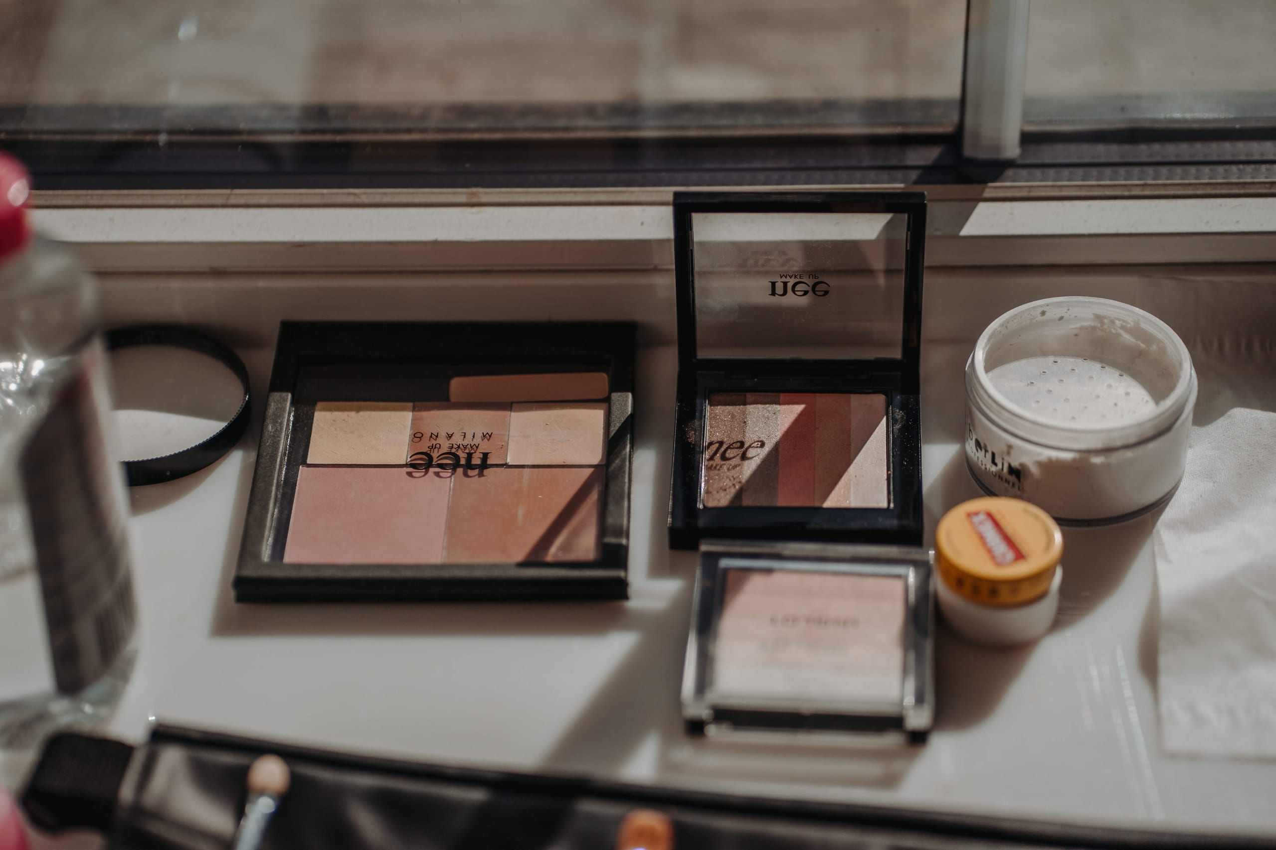 Make-up-Paletten auf einem Fenstersims