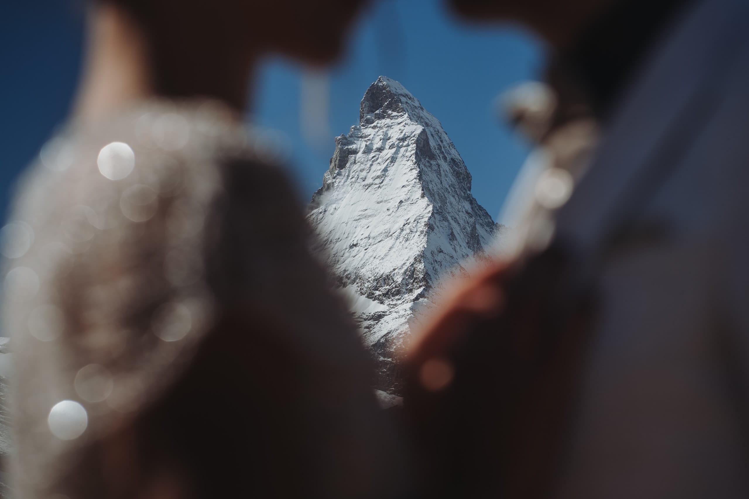 Das Matterhorn zwischen Braut und Bräutigam, die beiden unscharf im Vordergrund