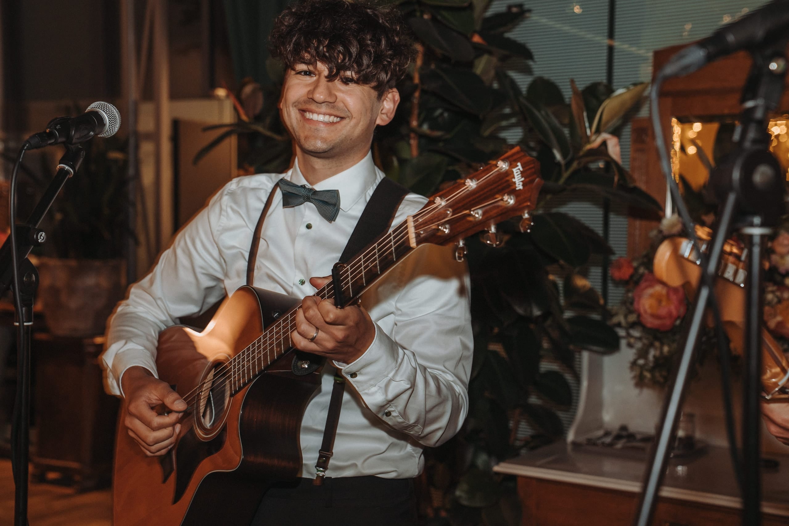 Der Musiker mit Gitarre am Abend