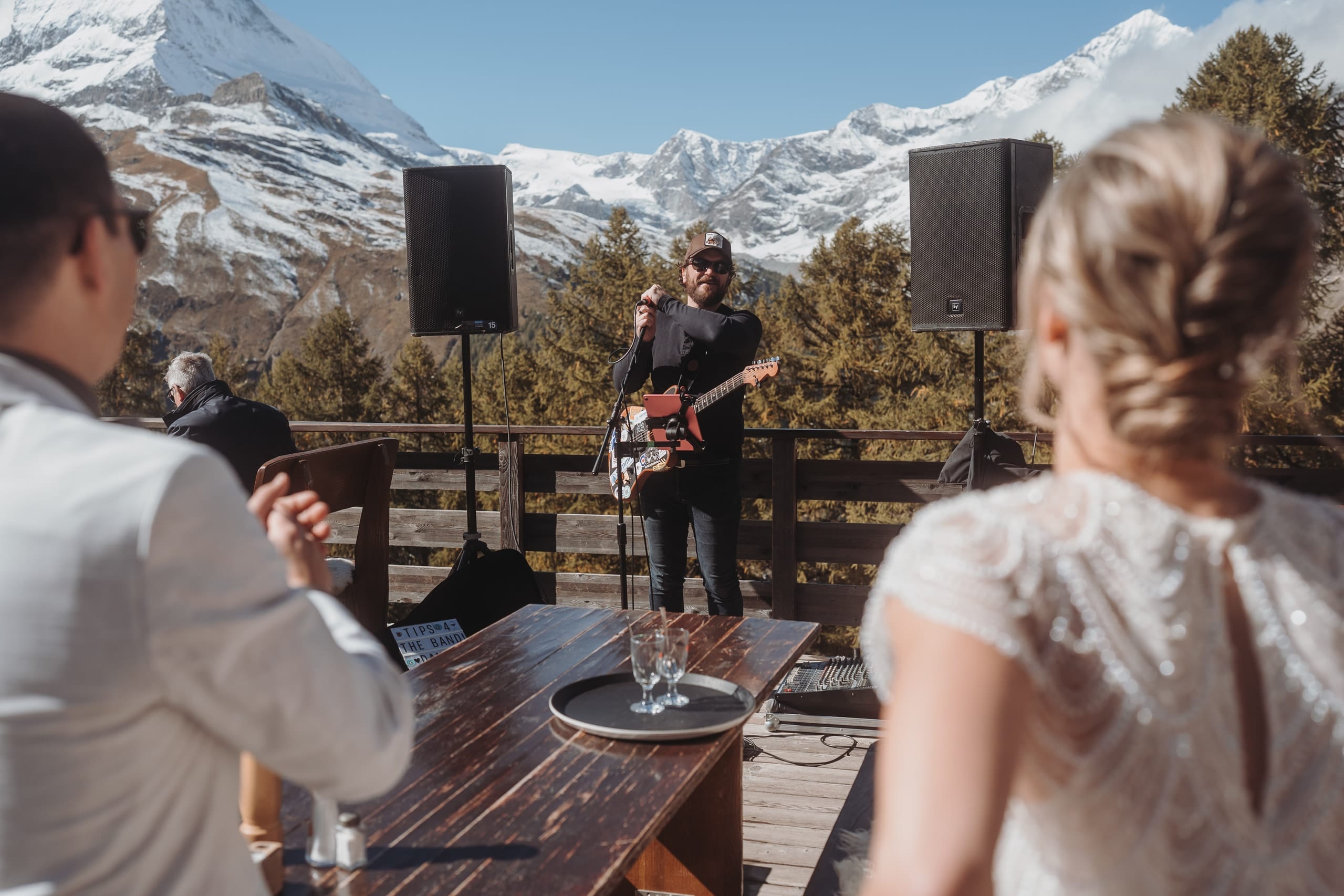 Ein Musiker spielt beim Bergrestaurant Alphitta auf der Riffelalp, vorne das Brautpaar