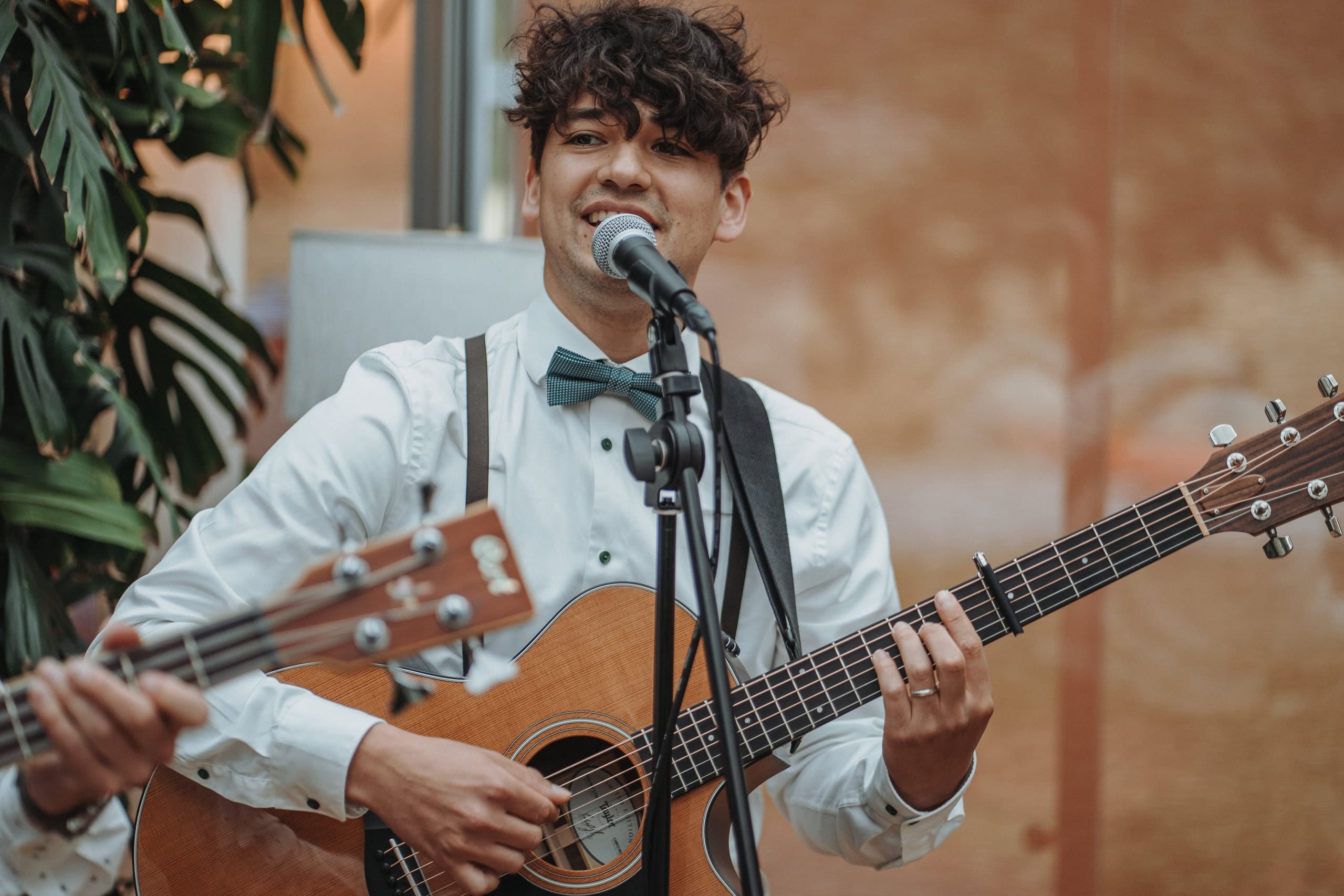 Ein Musiker singt und spielt Gitarre