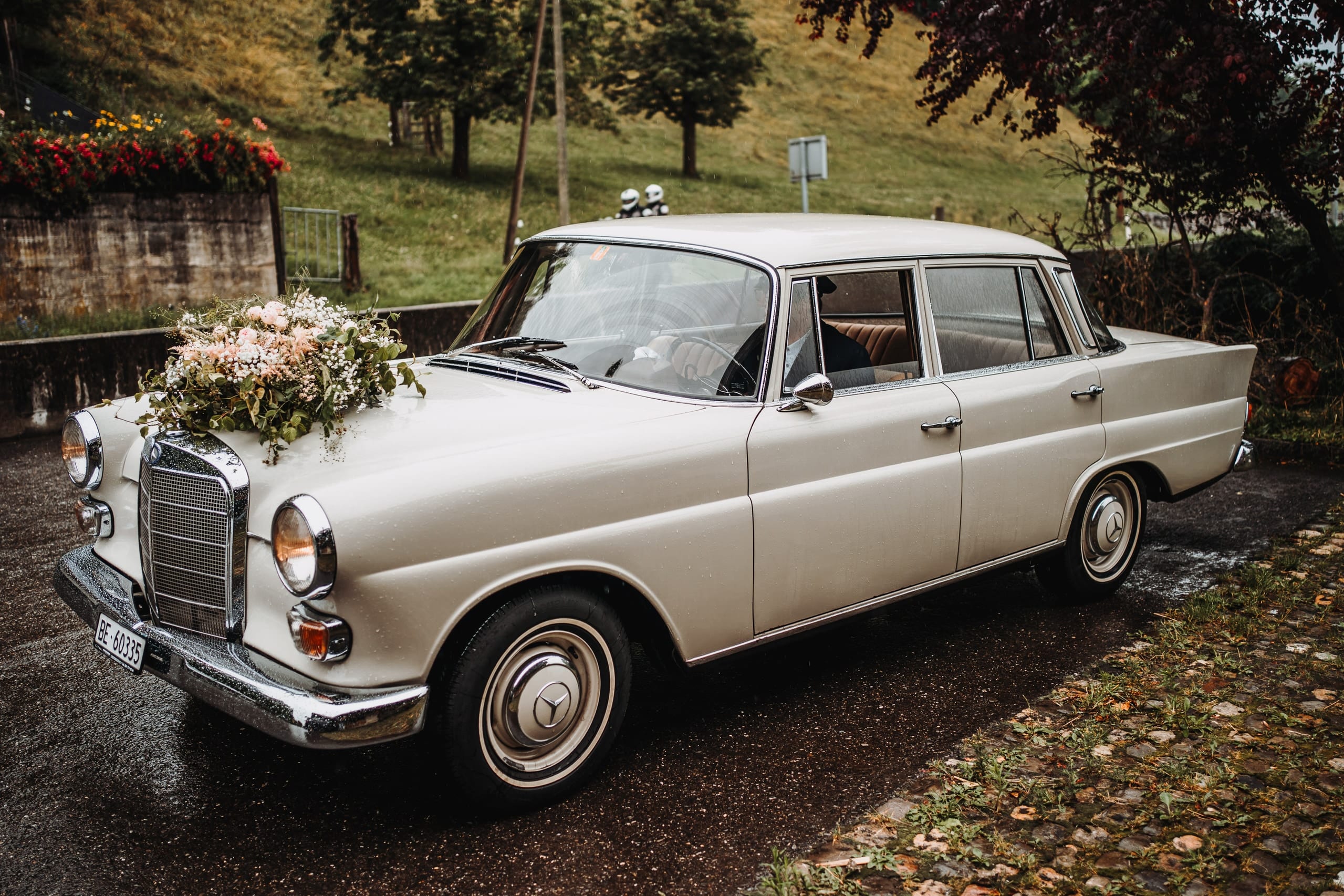 Ein alter weisser Mercedes mit Blumenschmuck auf der Motorhaube