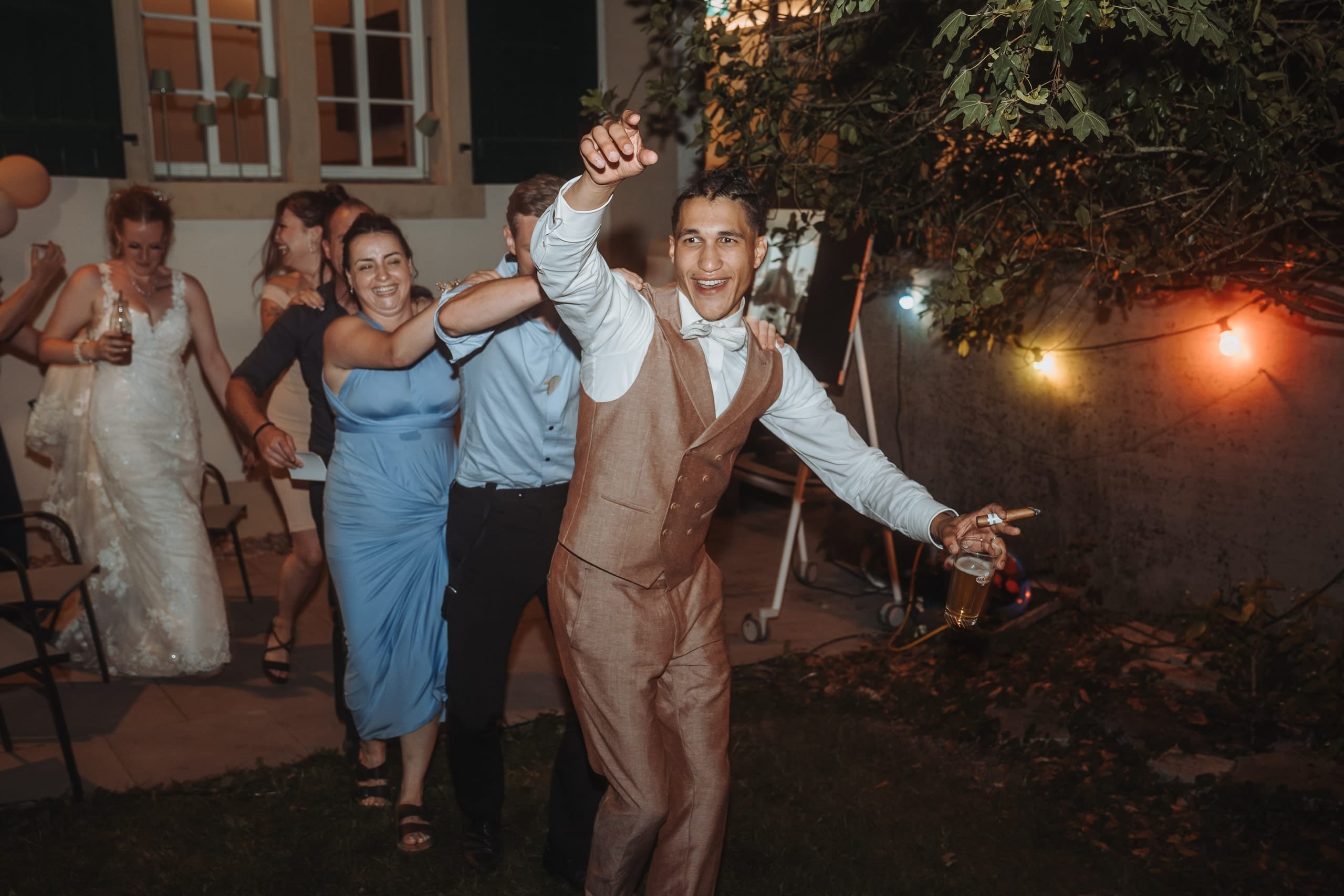 Der Bräutigam führt eine Polonaise durch den nächtlichen Garten an
