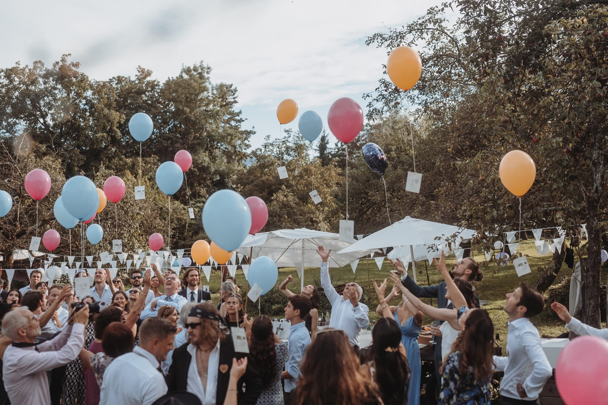 Gäste lassen bunte Ballone steigen