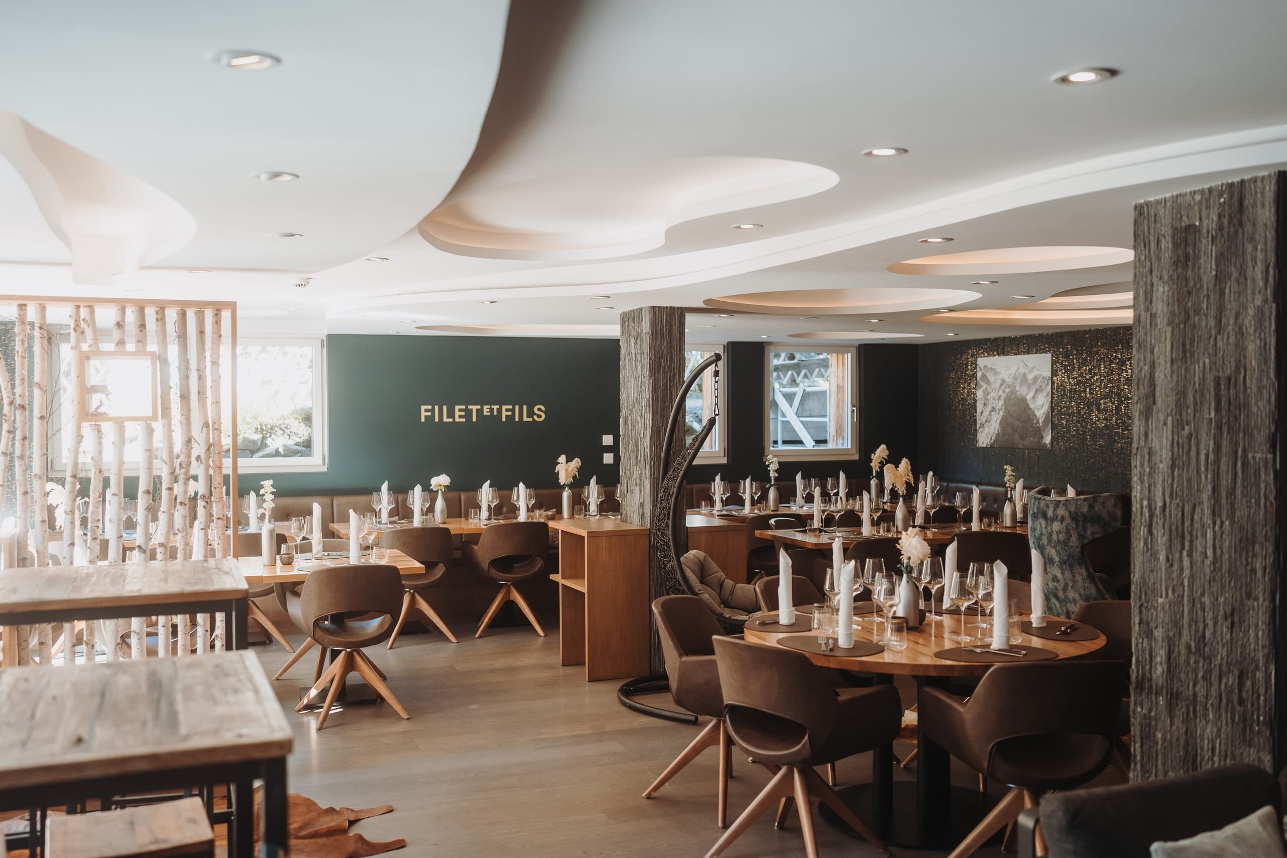 Das festlich gedeckte Restaurant Filet et Fils im Hotel Matthiol