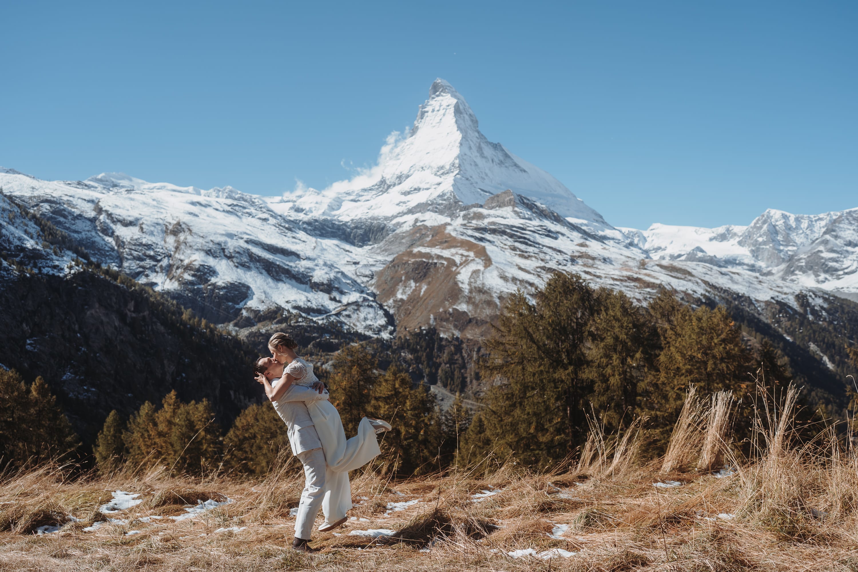 Der Bräutigam wirbelt die Braut auf der Riffelalp herum, im Hintergrund das Matterhorn