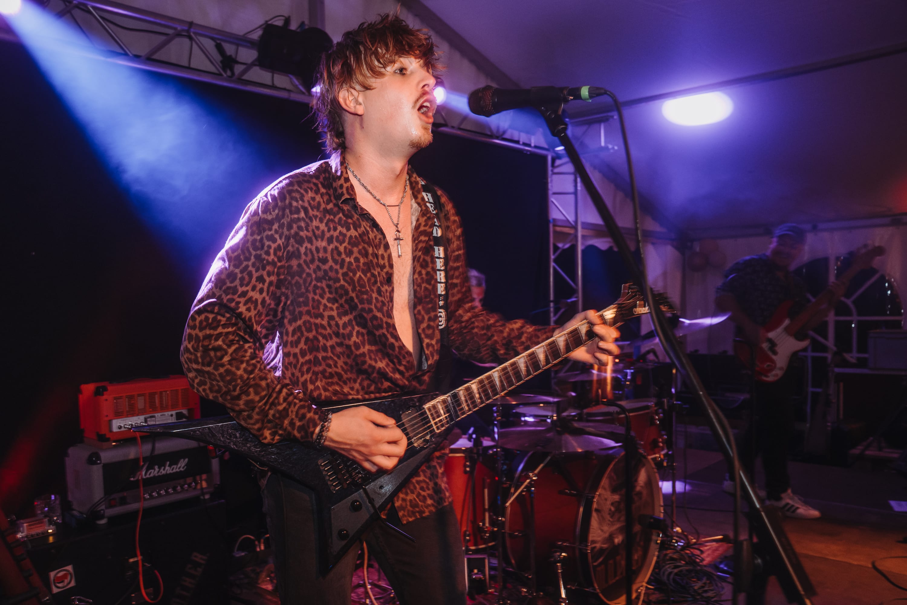 Ein Sänger mit Gitarre im violetten Licht