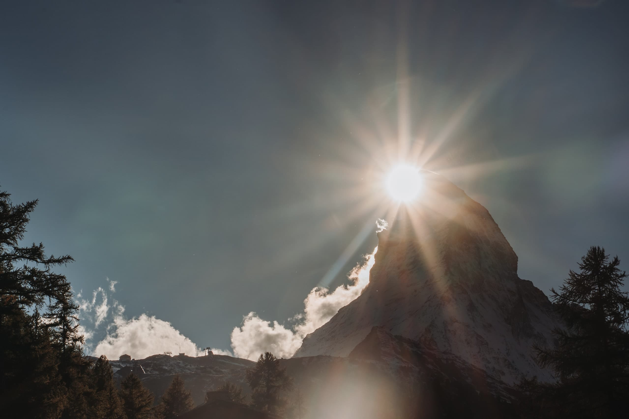 Sonnenstern über dem Grat des Matterhorns, Wolken ziehen am Berg