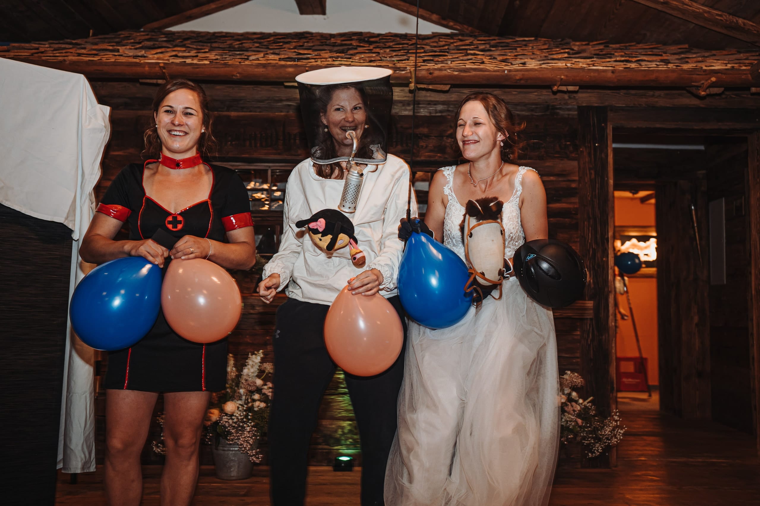 Drei verkleidete Frauen mit Luftballons