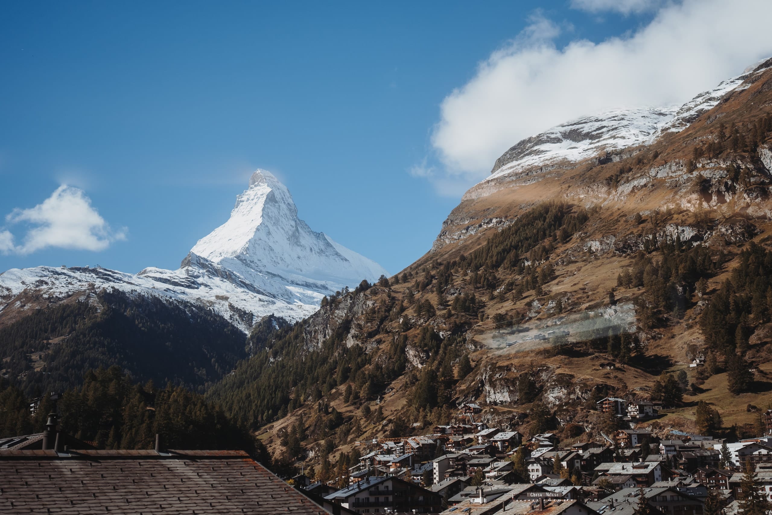 Blick über die Dächer von Zermatt auf das verschneite Matterhorn