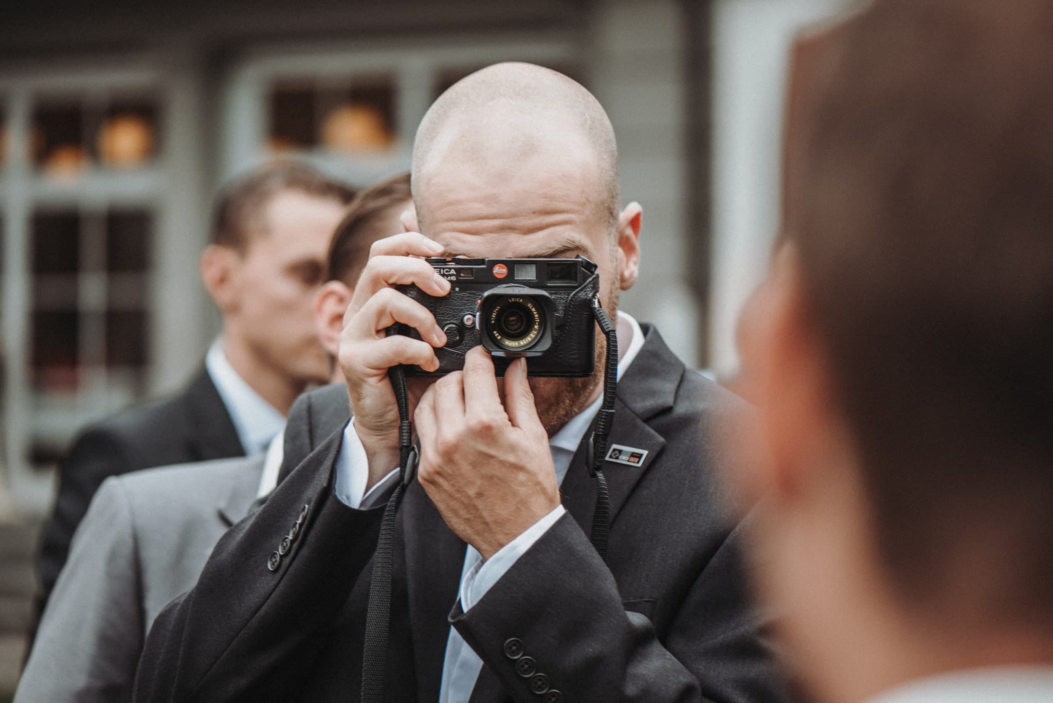 Ein Gast fotografiert mit einer alten Kamera